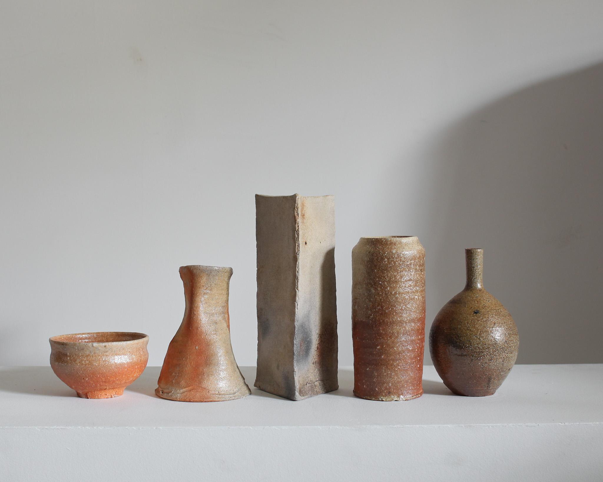 Collection of 5 C.1960s Japanese Wabi Sabi Mashiko Vessels (11) In Good Condition For Sale In London, GB