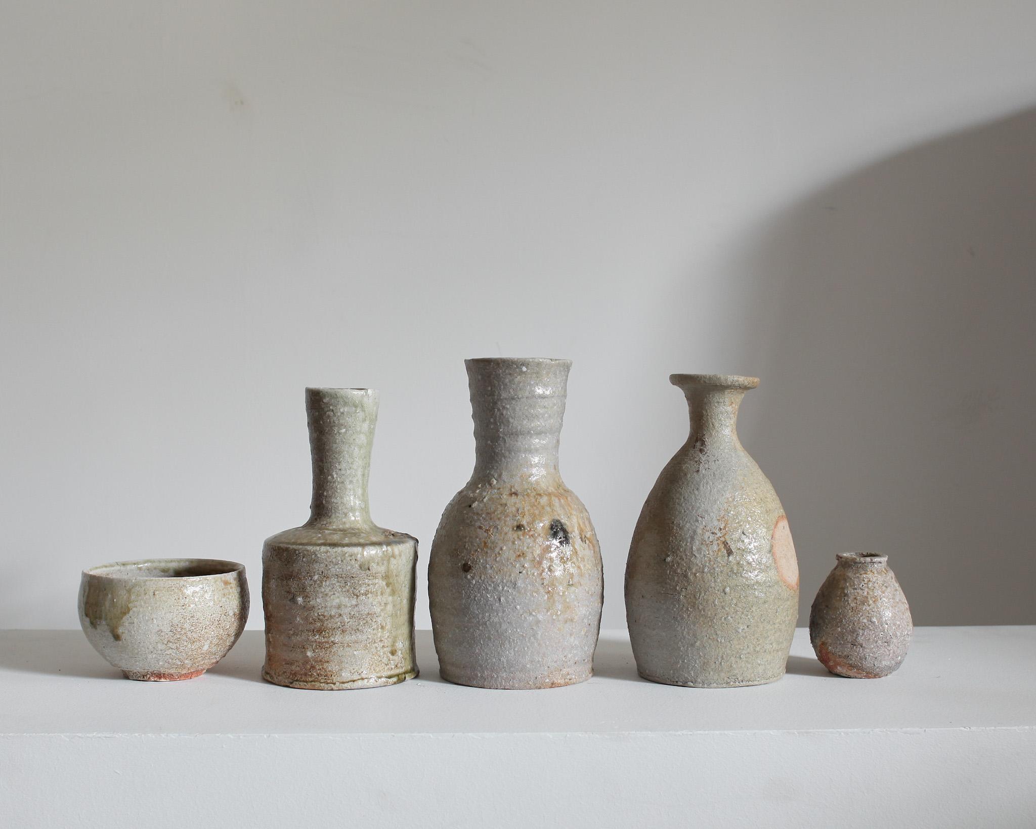Collection of 5 C.1960s Japanese Wabi Sabi Mashiko Vessels (12) In Good Condition For Sale In London, GB
