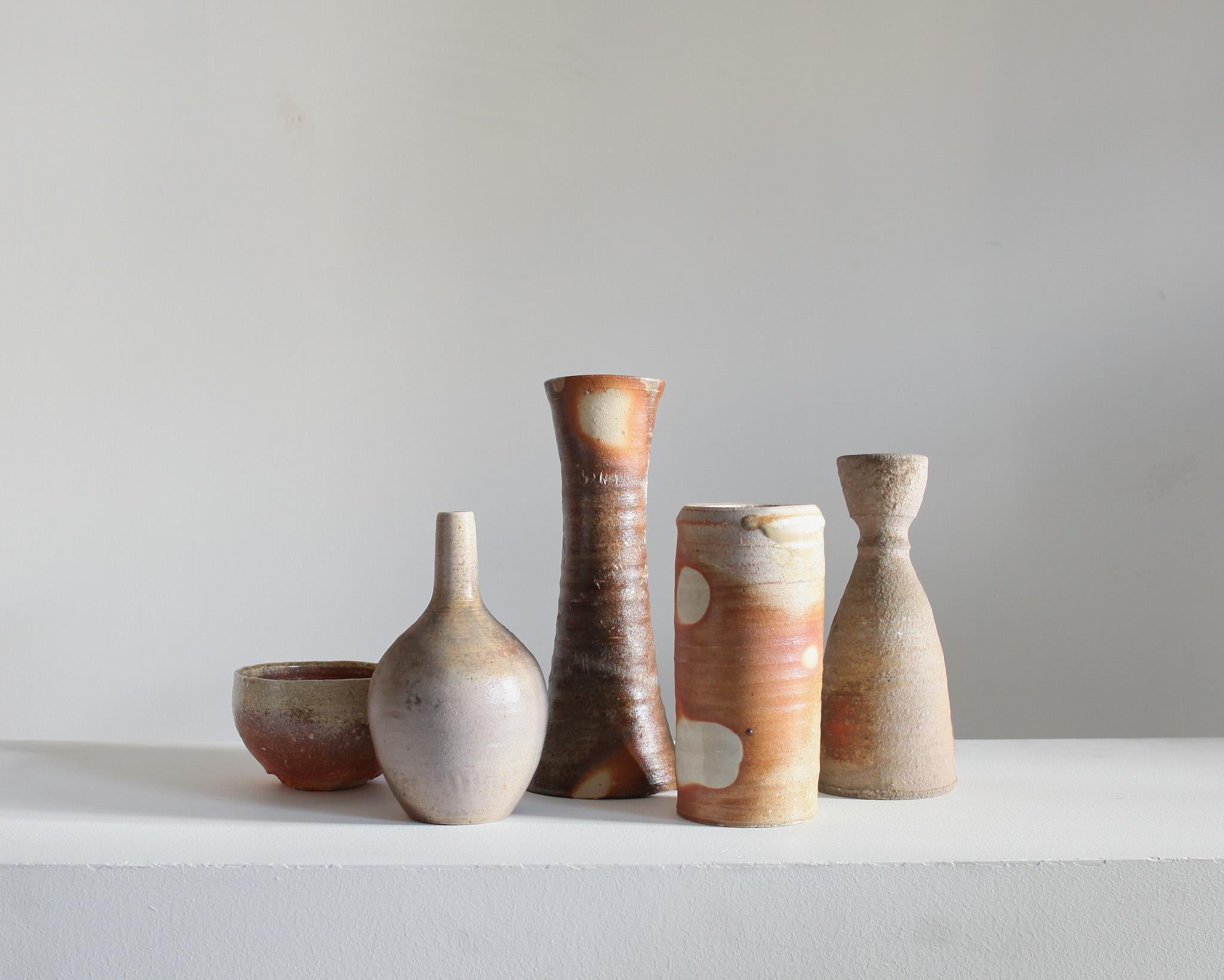 Eine Sammlung von fünf einzigartigen Steingut-/Keramikgefäßen aus der berühmten Töpferstadt Mashiko, Japan.

Sie stammen aus dem ehemaligen Studio eines Töpfers aus Mashiko.

Diese taktilen Gefäße sind alle von einer erdigen Wabi-Sabi-Ästhetik