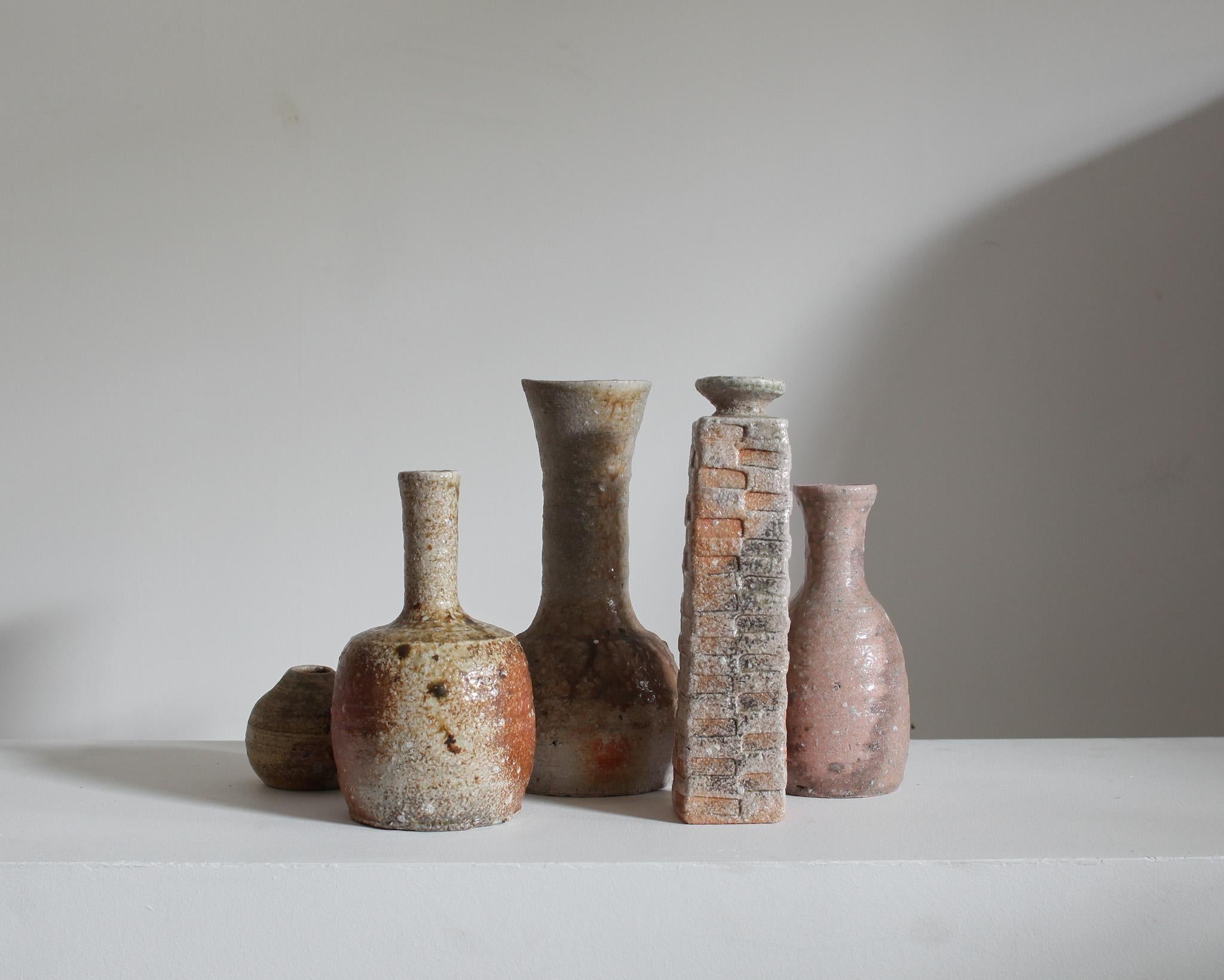 Eine Sammlung von fünf einzigartigen Steingut-/Keramikgefäßen aus der berühmten Töpferstadt Mashiko, Japan.

Sie stammen aus dem ehemaligen Studio eines Töpfers aus Mashiko.

Diese taktilen Gefäße sind alle von einer erdigen Wabi-Sabi-Ästhetik