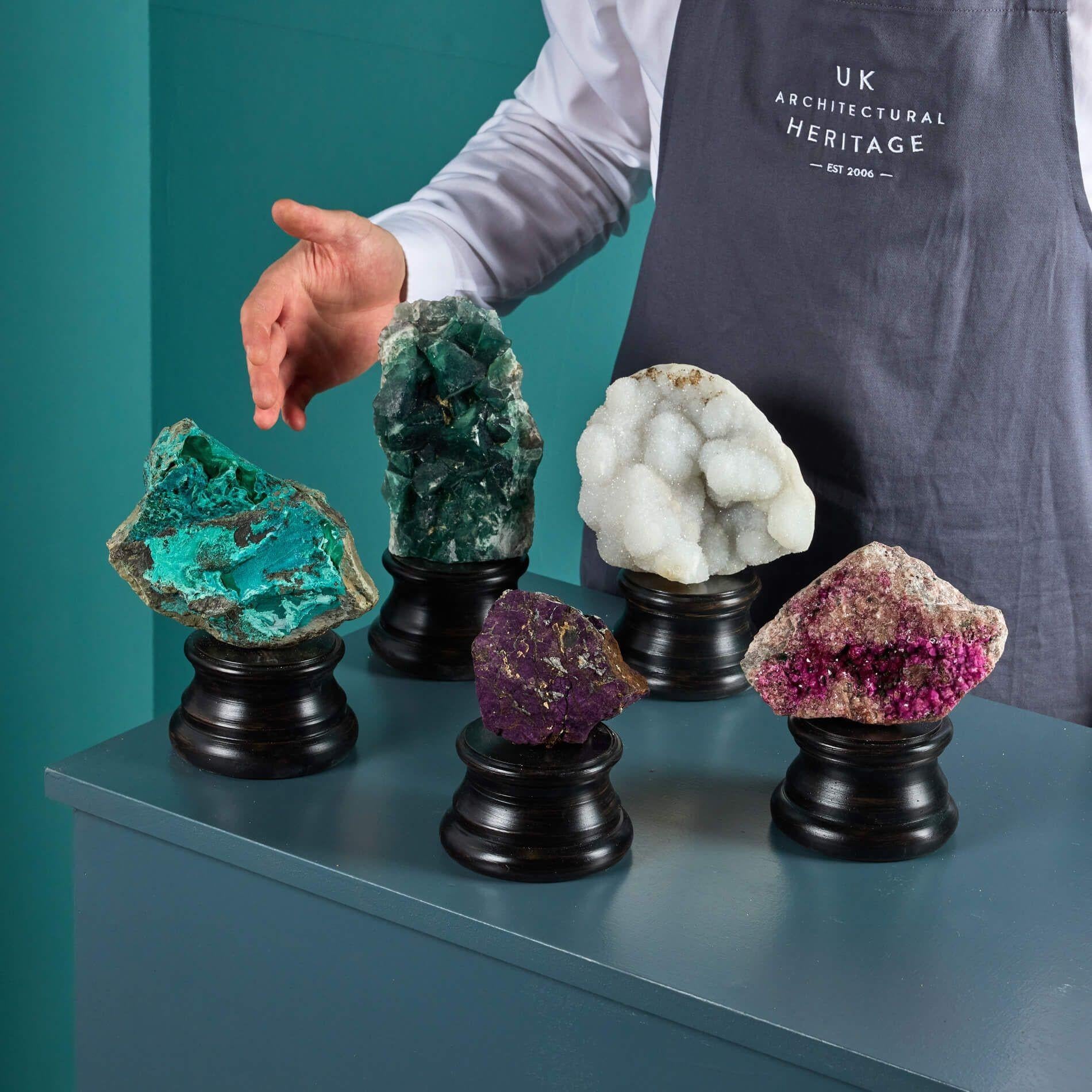 Una straordinaria collezione di 5 campioni di minerali in forma naturale.

Presentata su esclusivi supporti da esposizione personalizzati, questa collezione mette in mostra una serie di eccezionali esemplari di grandi dimensioni formatisi nel corso