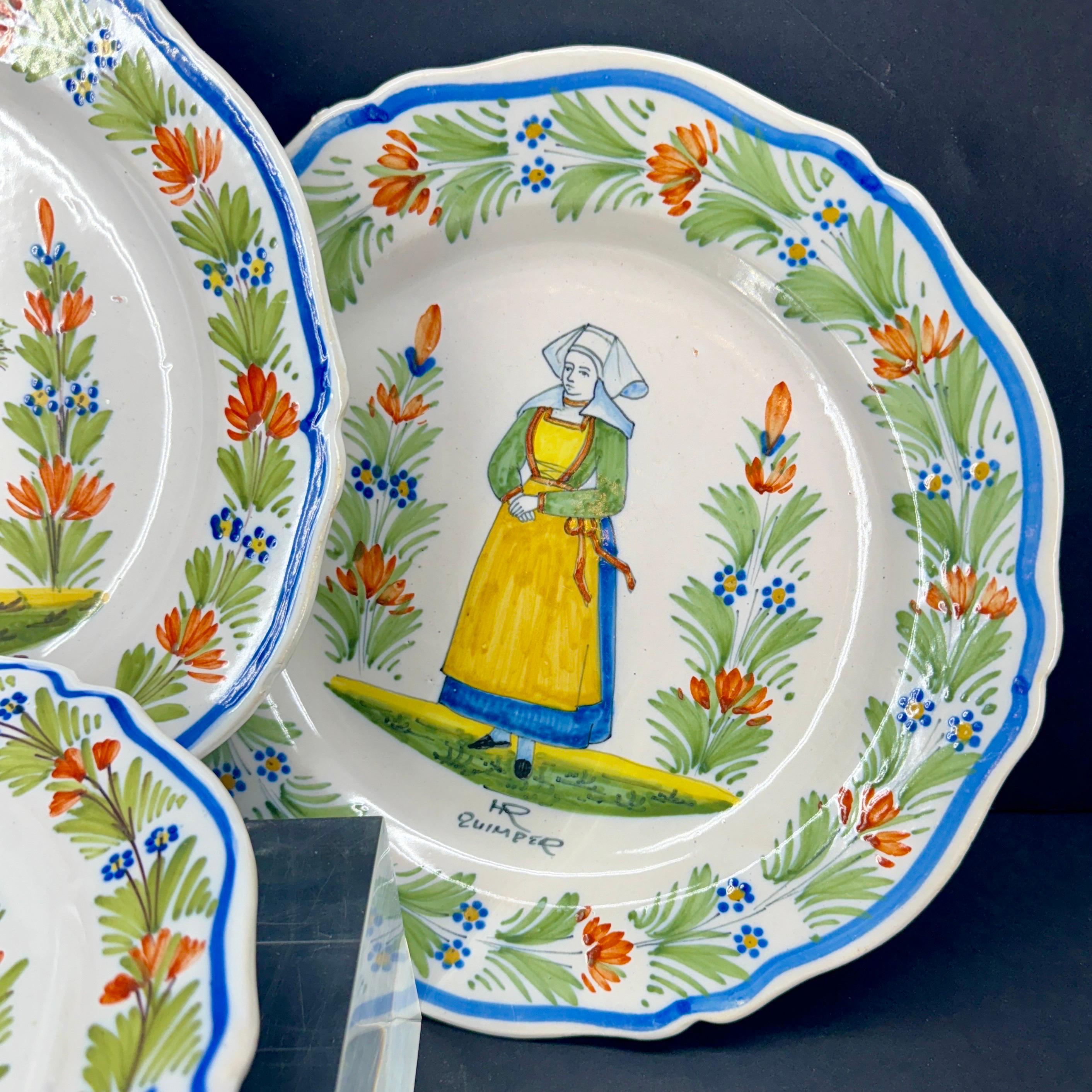 Colección de 5 platos franceses de loza de Quimper Hecho a mano en venta