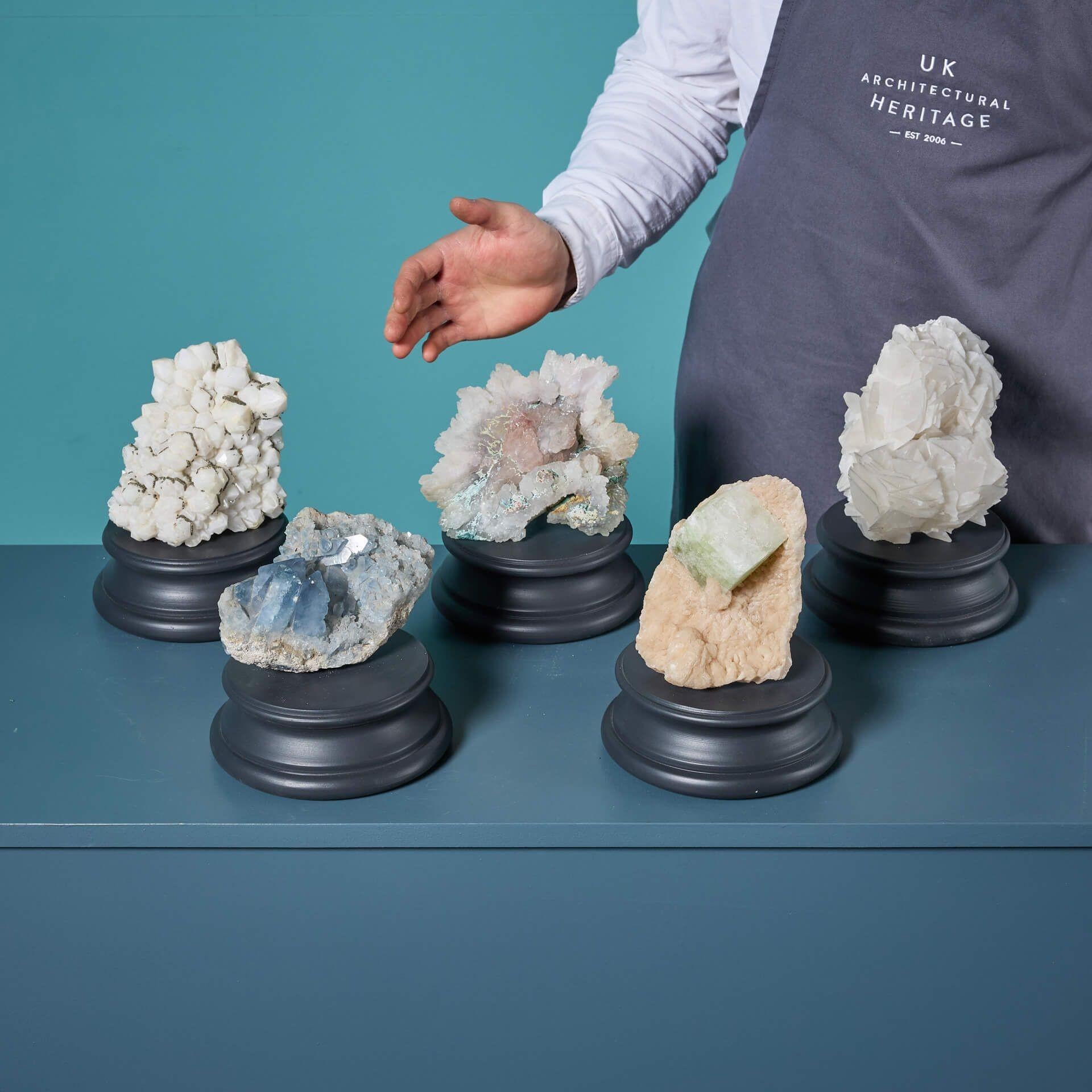 Eine interessante Sammlung von 5 natürlichen Mineralien, die jeweils auf einem exklusiven, mittelgroßen Sockel präsentiert werden.

Zu den Highlights dieser Gruppe großer Handstufen gehören ein Celestit, der an seiner blasshimmelblauen Farbe zu