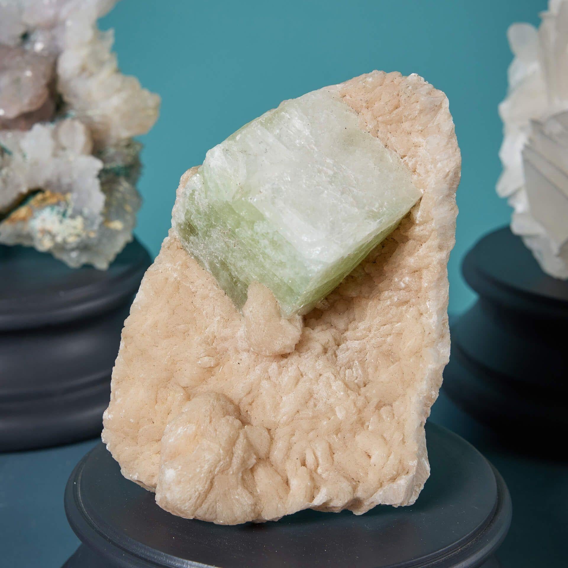 Sammlung von 5 Mineralienkristallen, darunter Celestit-Quarz und grüner Apophyllit im Angebot 3