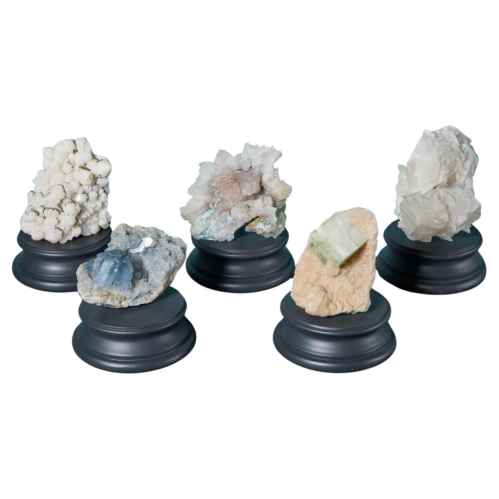 Sammlung von 5 Mineralienkristallen, darunter Celestit-Quarz und grüner Apophyllit im Angebot