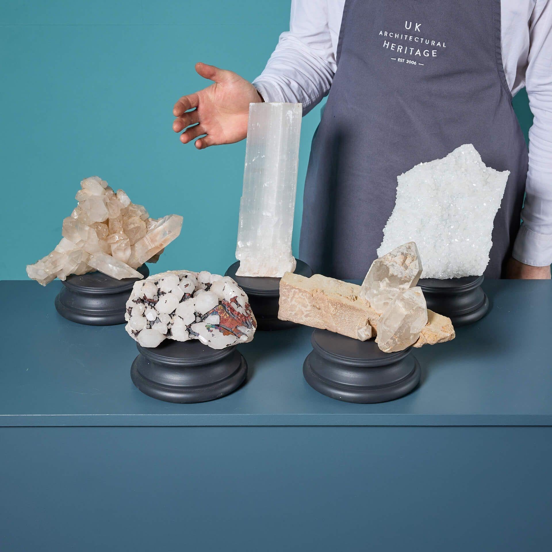 Un'interessante e variegata collezione di 5 campioni di minerali presenti in natura, ciascuno presentato su un'esclusiva base da esposizione media.

Tra i pezzi forti di questo gruppo ci sono un sorprendente esemplare di selenite, identificabile per
