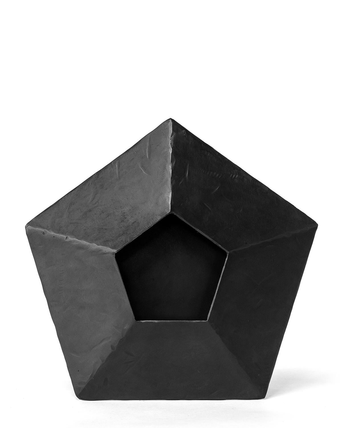 Moderne Collection de 5 récipients géométriques modernes sculptés à la main, richement texturés et linéaires en vente