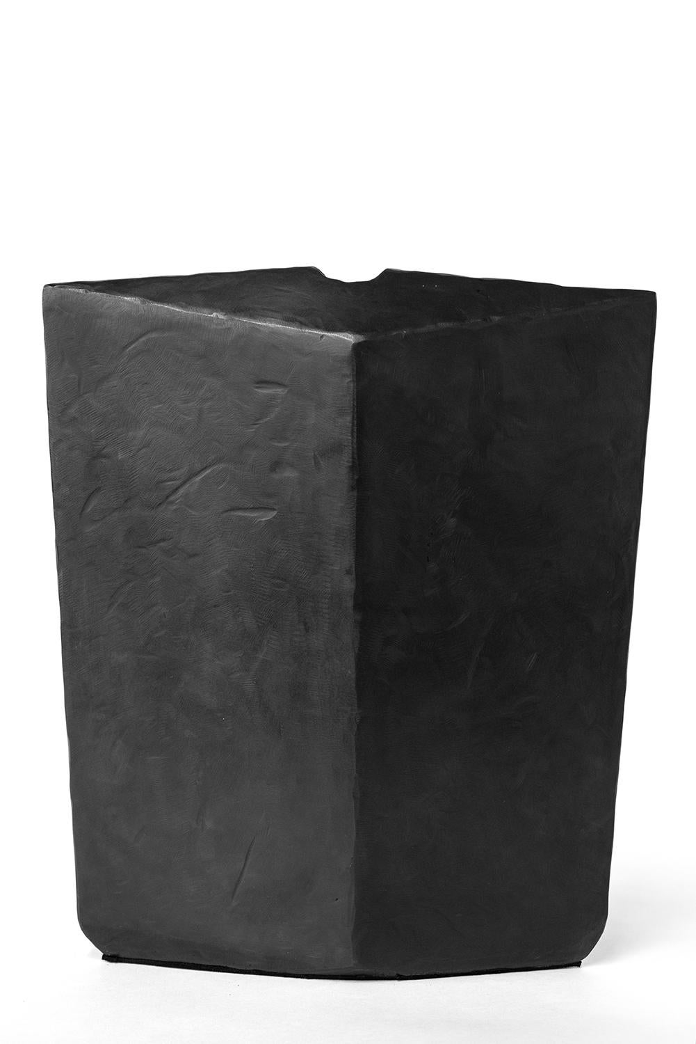Américain Collection de 5 récipients géométriques modernes sculptés à la main, richement texturés et linéaires en vente