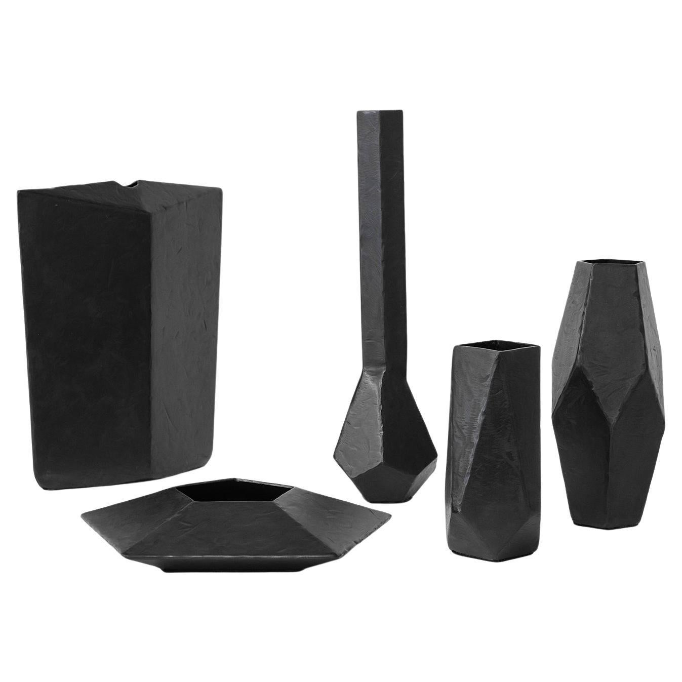 Collection de 5 récipients géométriques modernes sculptés à la main, richement texturés et linéaires en vente