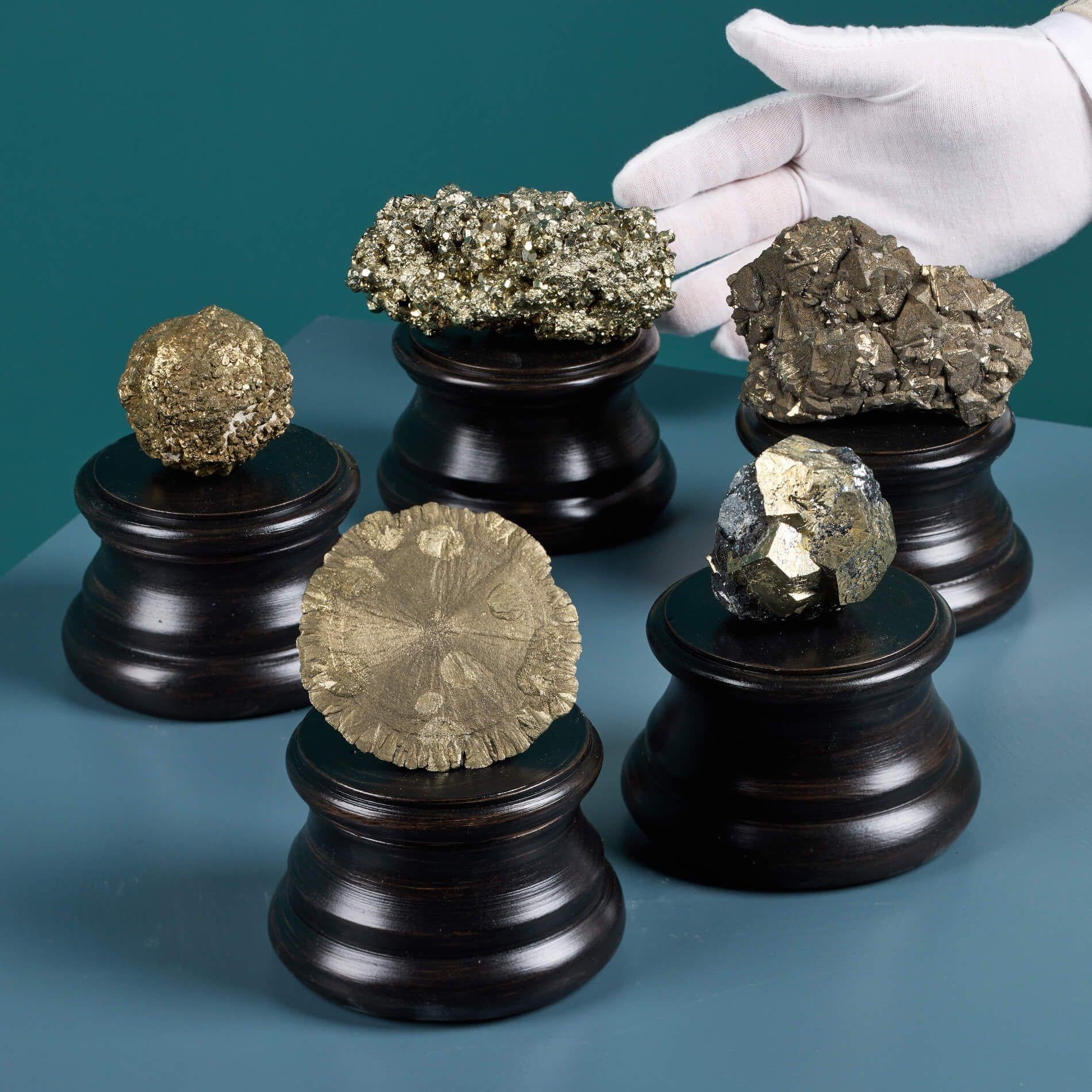 Eine abwechslungsreiche Sammlung von 5 natürlichen Pyrit-Mineralstufen, die jeweils auf einem exklusiven kleinen Holzsockel präsentiert werden.

Ex. britische Privatsammlung, diese Gruppe enthält eine Reihe hervorragender kleiner Pyritstufen in