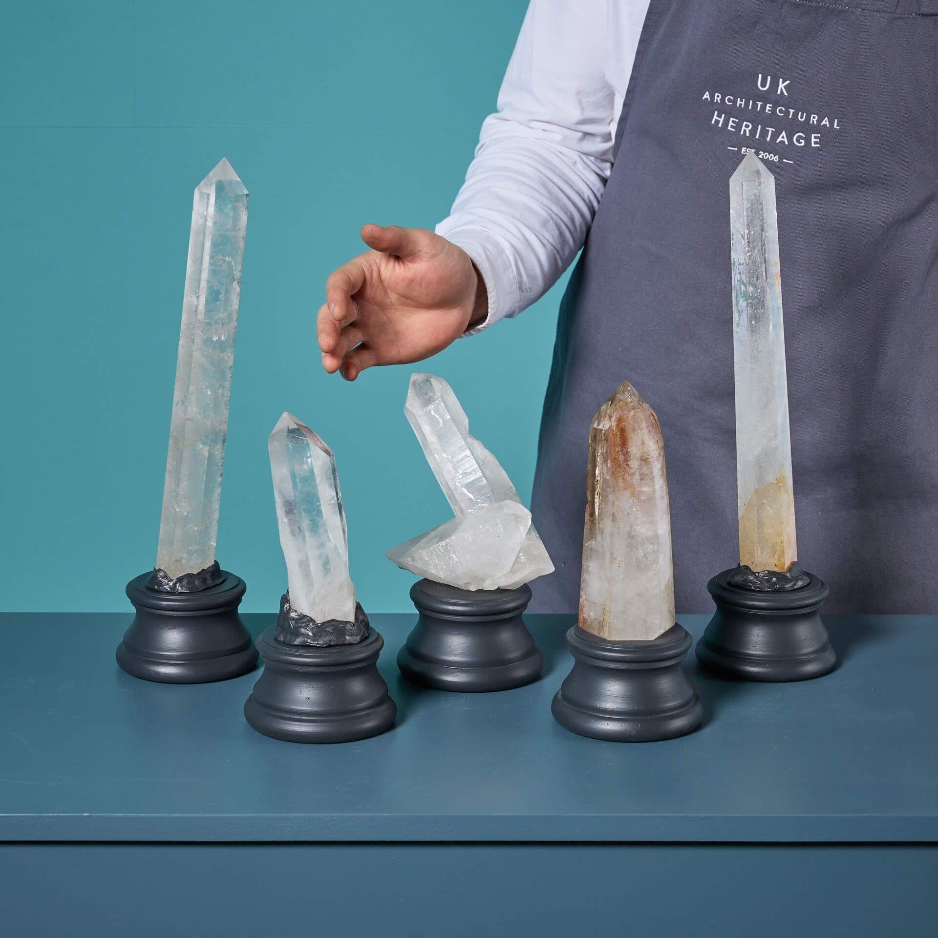 Une collection variée de 5 pointes de quartz naturel, chacune présentée sur un petit socle de présentation exclusif.

Ce groupe contient cinq excellents spécimens de quartz clair de différentes tailles, sélectionnés à la main dans des collections