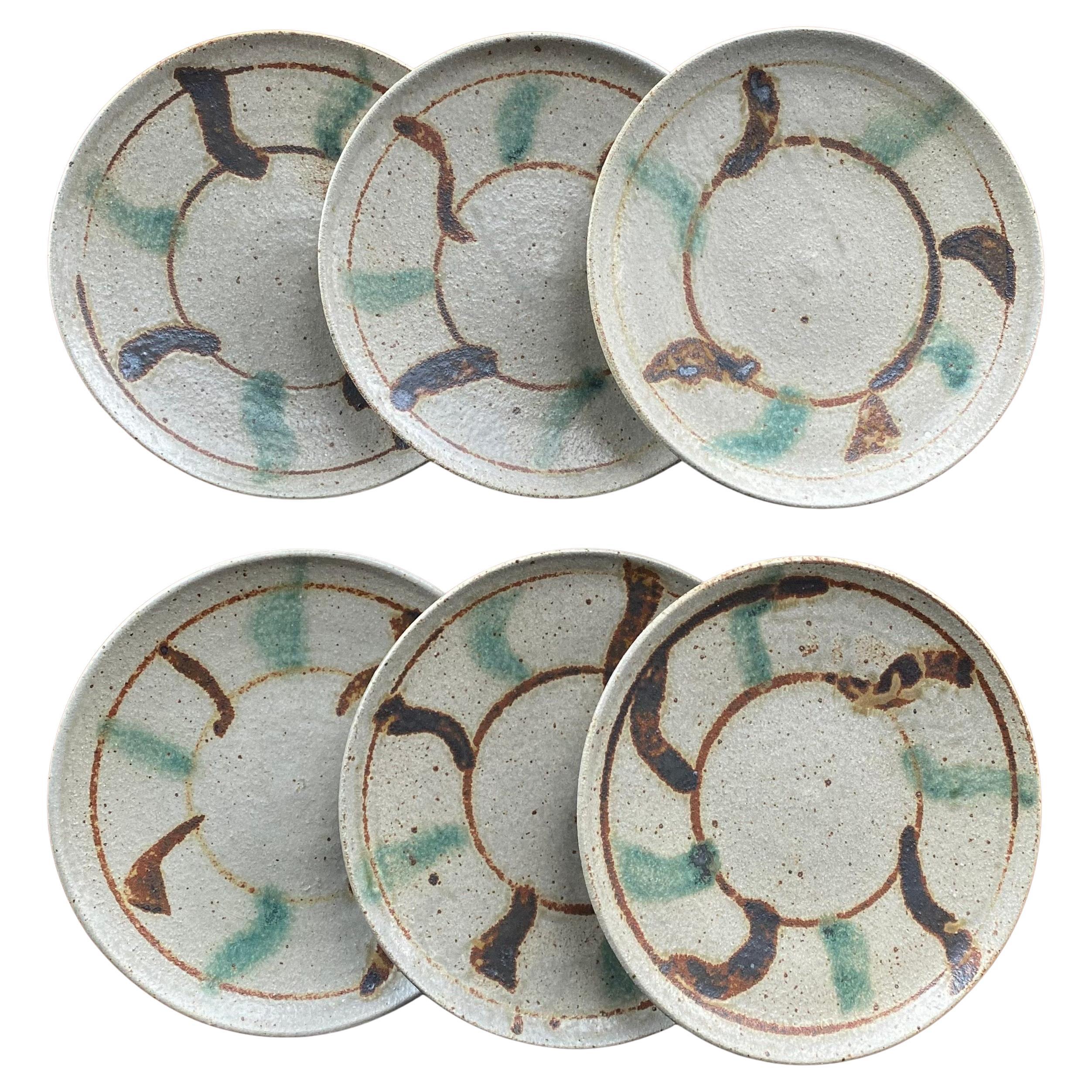 Collection of 6, c1965 stoneware plates by Japanese American potter Teruo Hara For Sale