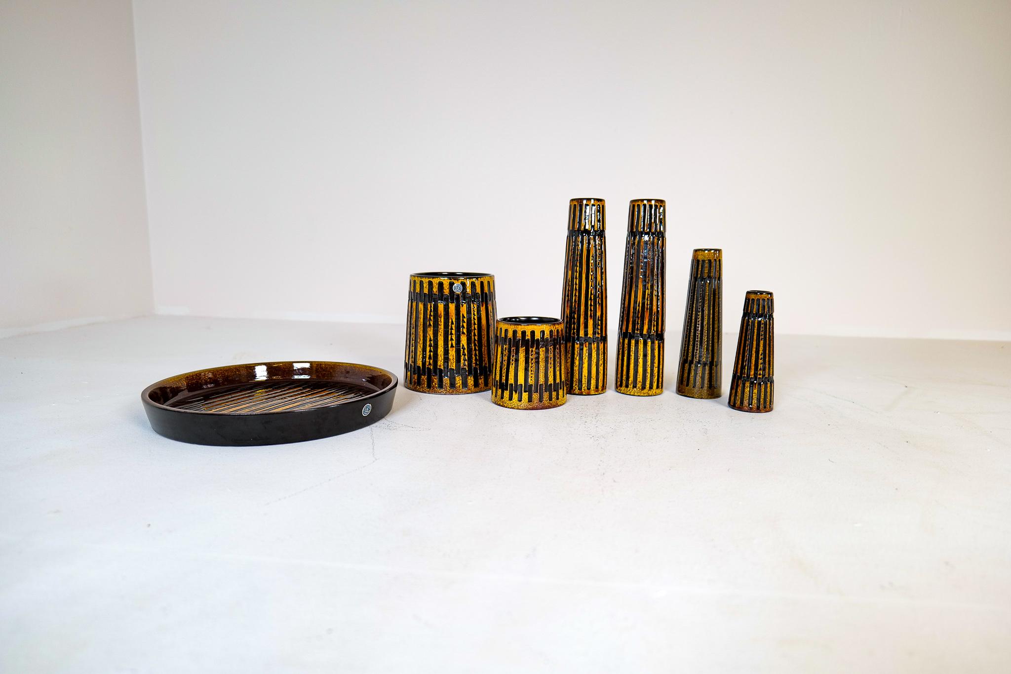 Collection de 6 vases en céramique et un plateau Upsala Ekeby Nevada 1962 en vente 3