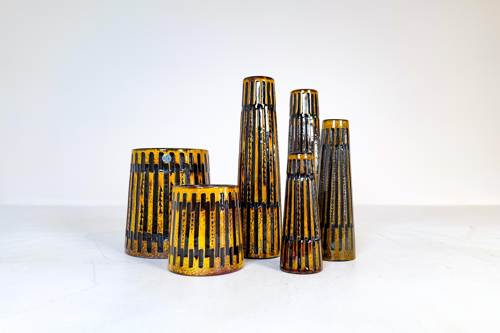 Suédois Collection de 6 vases en céramique et un plateau Upsala Ekeby Nevada 1962 en vente
