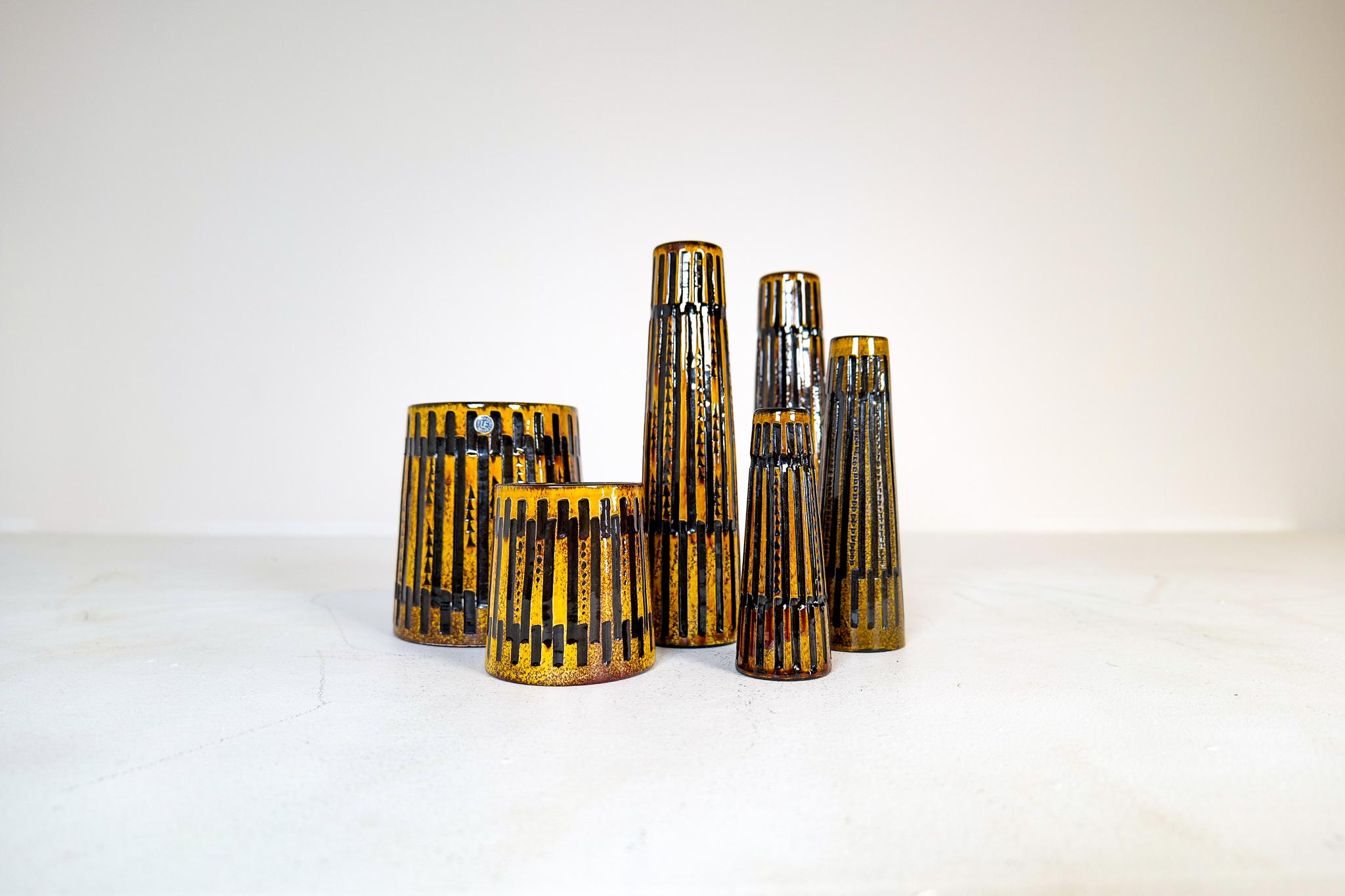 Collection de 6 vases en céramique et un plateau Upsala Ekeby Nevada 1962 Bon état - En vente à Hillringsberg, SE