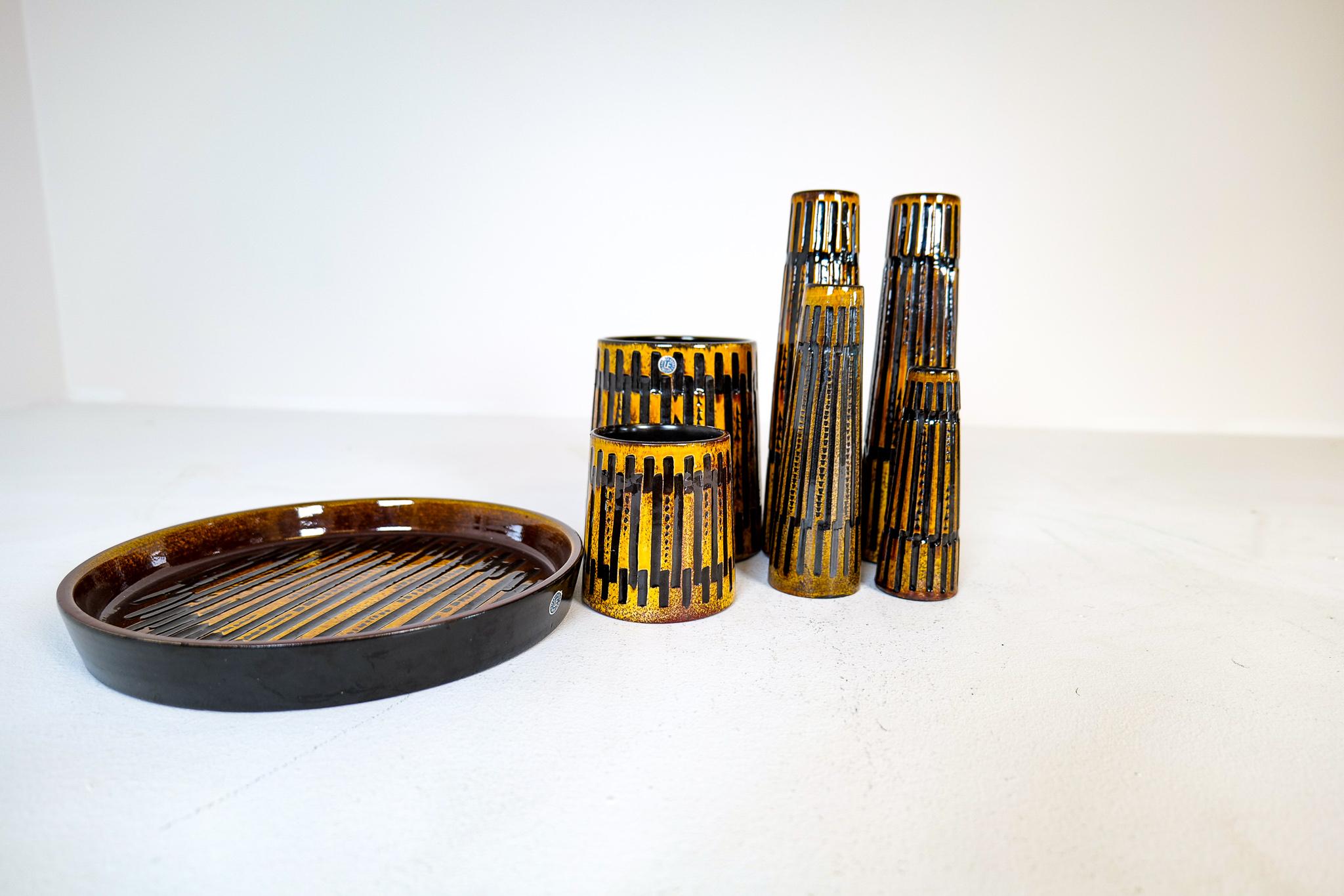 Collection de 6 vases en céramique et un plateau Upsala Ekeby Nevada 1962 en vente 2