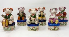 Sammlung von 6 englischen Staffordshire-Porzellan-Schweinen aus Nachlassbesitz mit Musikmechanismus, „The Band“.