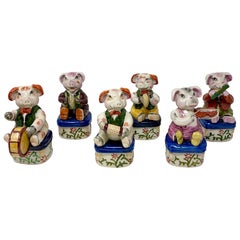 Sammlung von 6 englischen Staffordshire-Porzellan-Schweinen aus Nachlassbesitz mit Musikmechanismus, „The Band“.