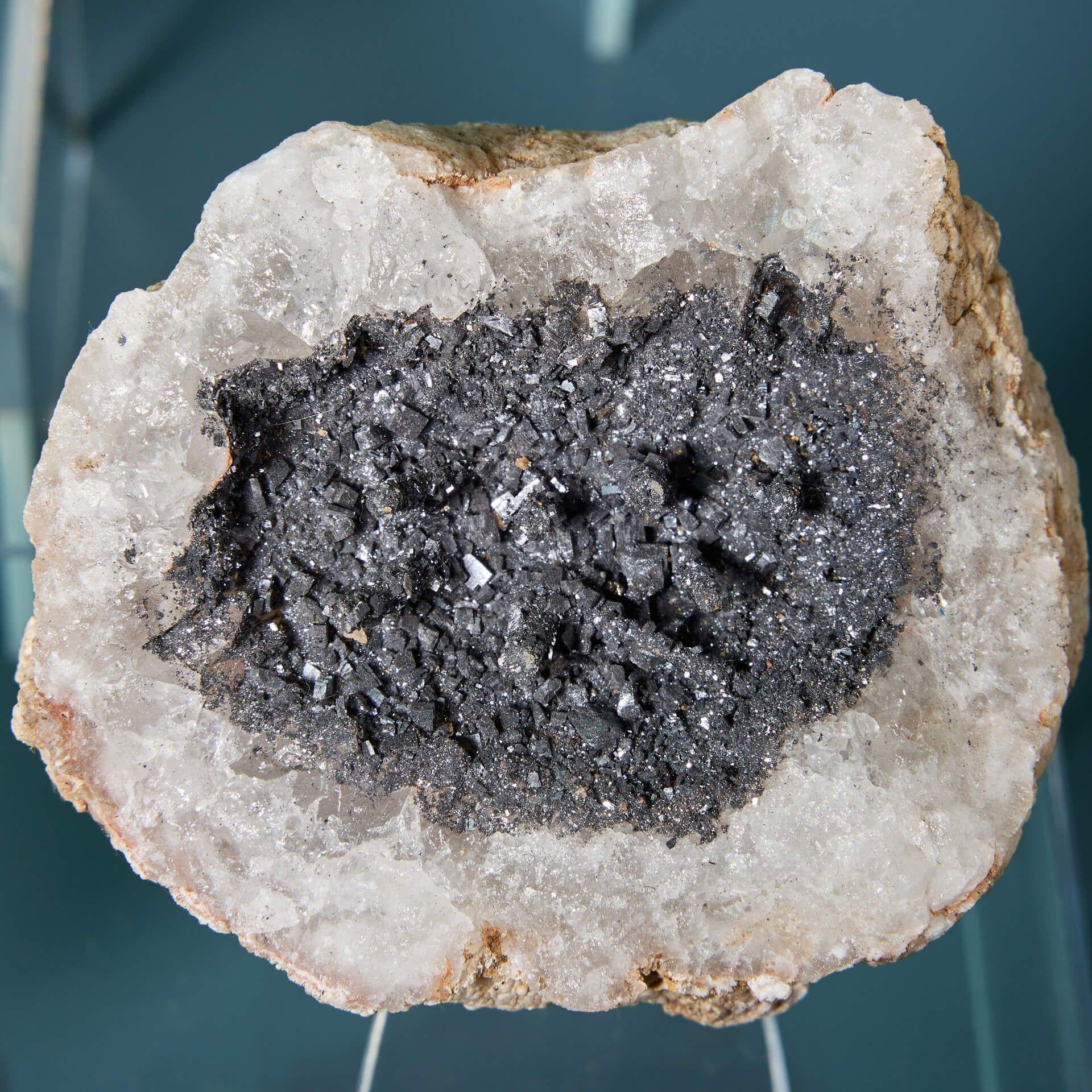Collection of 6 Prehistoric Minerals including Galena & Pyrite Specimens In Fair Condition For Sale In Wormelow, Herefordshire