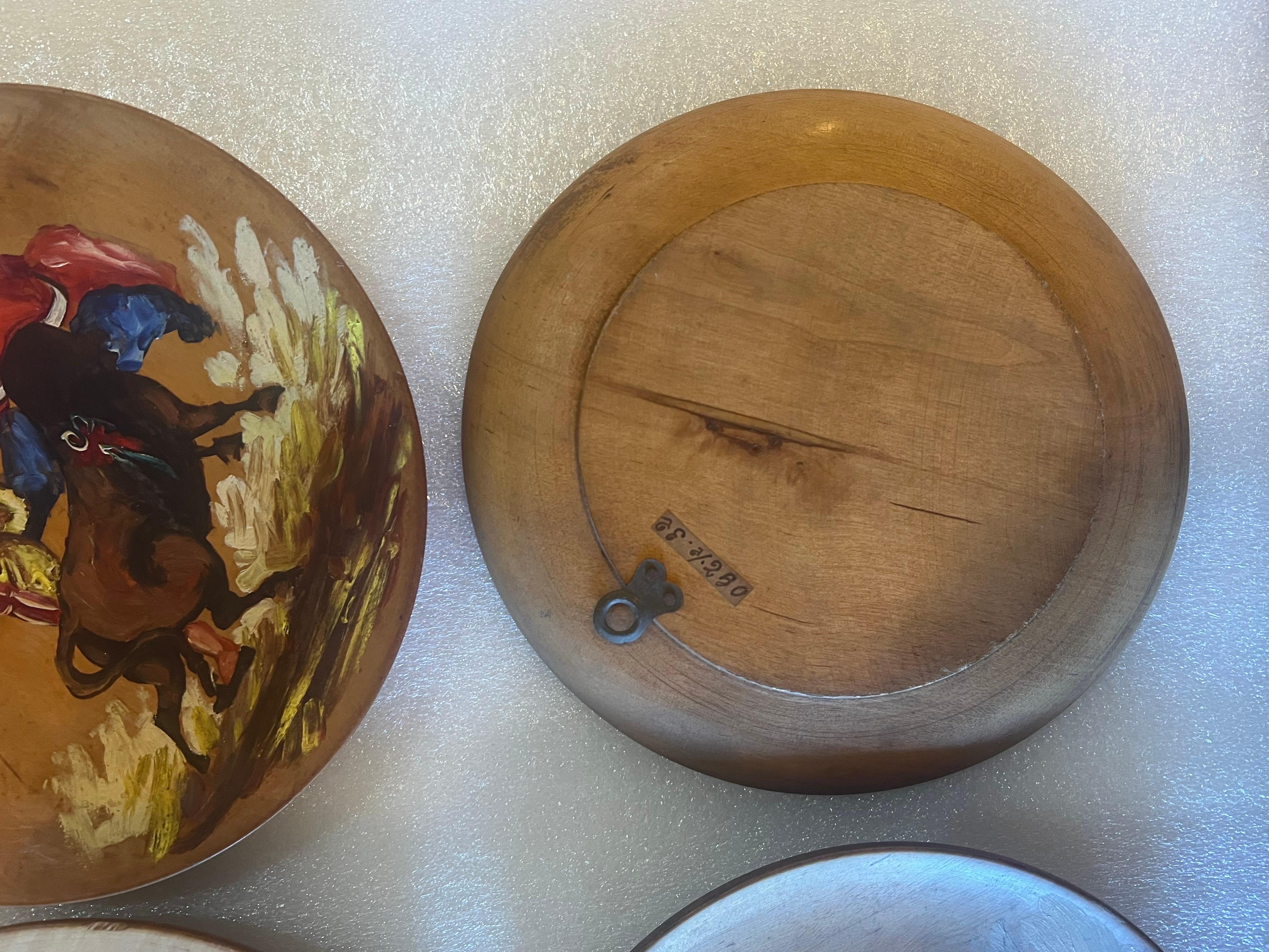 Collectional di 6 piatti in legno dipinti a mano raffiguranti la lotta dei tori 
