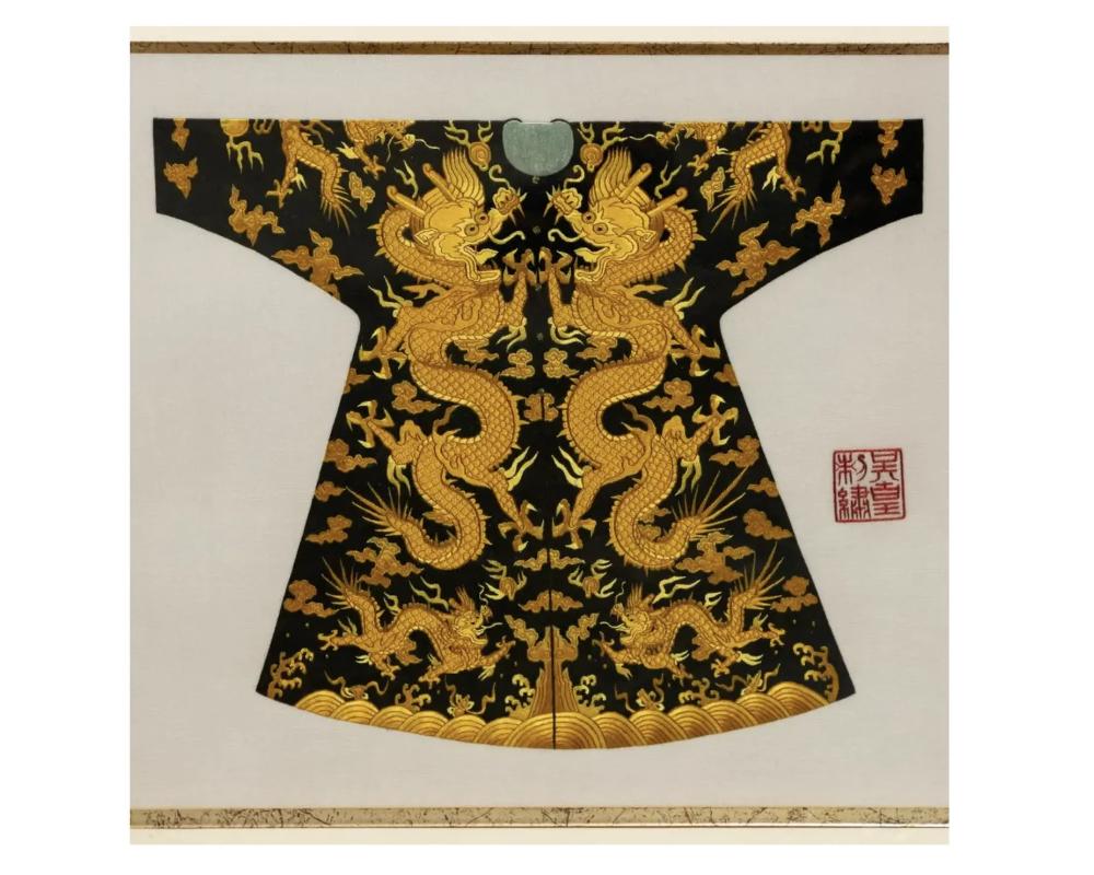Collection de 7 vases chinois brodés avec robe de dragon et robe de dragon en vente 4