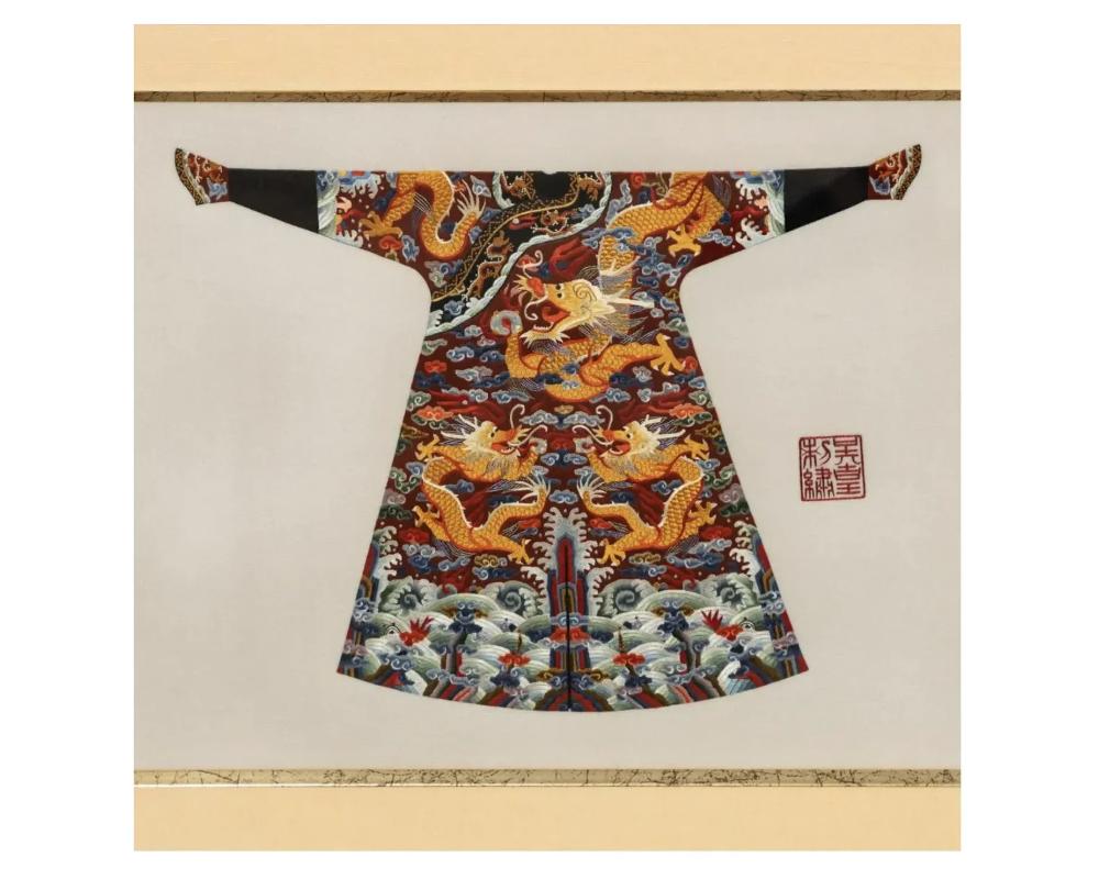 Inconnu Collection de 7 vases chinois brodés avec robe de dragon et robe de dragon en vente