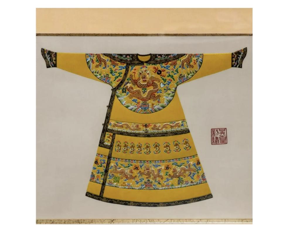 Collection de 7 vases chinois brodés avec robe de dragon et robe de dragon Bon état - En vente à New York, NY