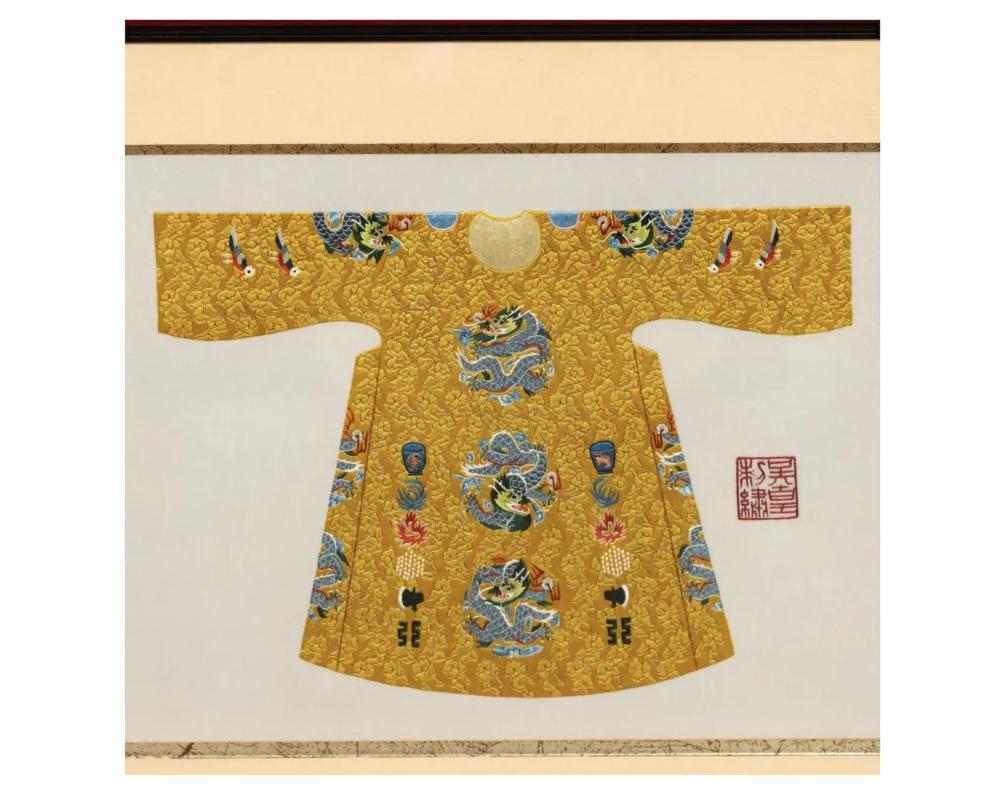 XIXe siècle Collection de 7 vases chinois brodés avec robe de dragon et robe de dragon en vente