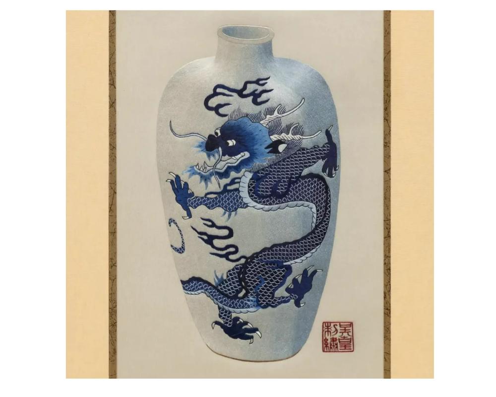 Porcelaine Collection de 7 vases chinois brodés avec robe de dragon et robe de dragon en vente