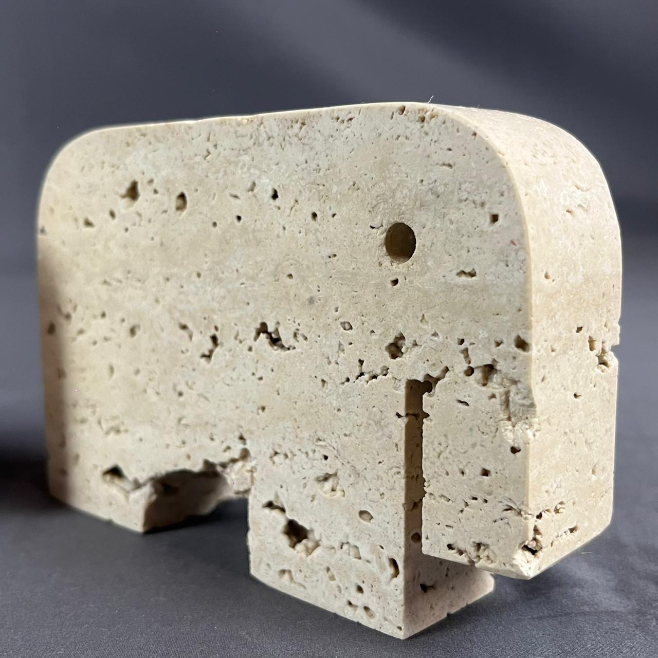 Un set di 7 figure decorative in marmo travertino degli anni '70 della Fratelli Mannelli. La collezione comprende una giraffa, un rinoceronte, una coppia di cani, una coppia di elefanti e un portacandele per 3 candele. Uno ha un adesivo sul fondo.