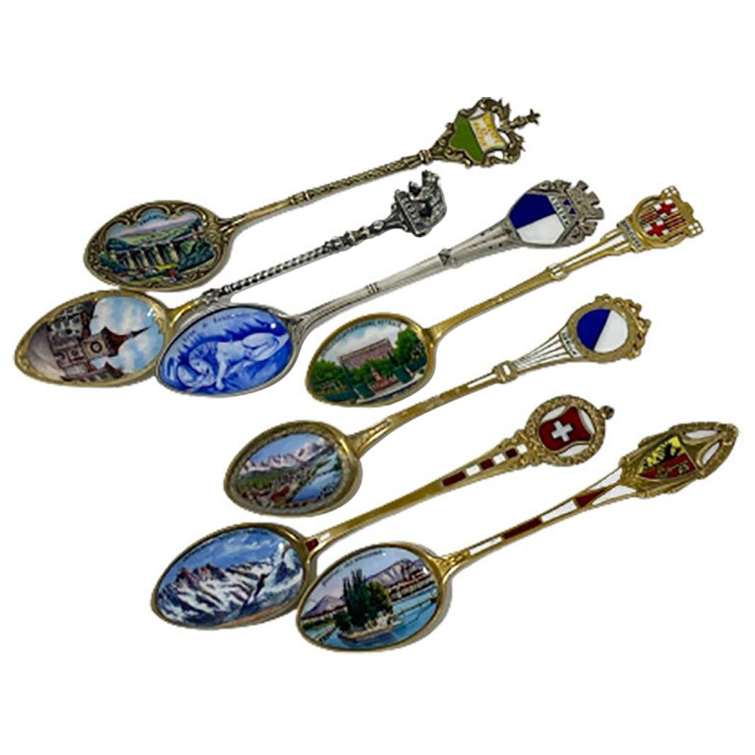 Collezione di 7 cucchiai d'argento e smalto provenienti da vari luoghi d'Europa
