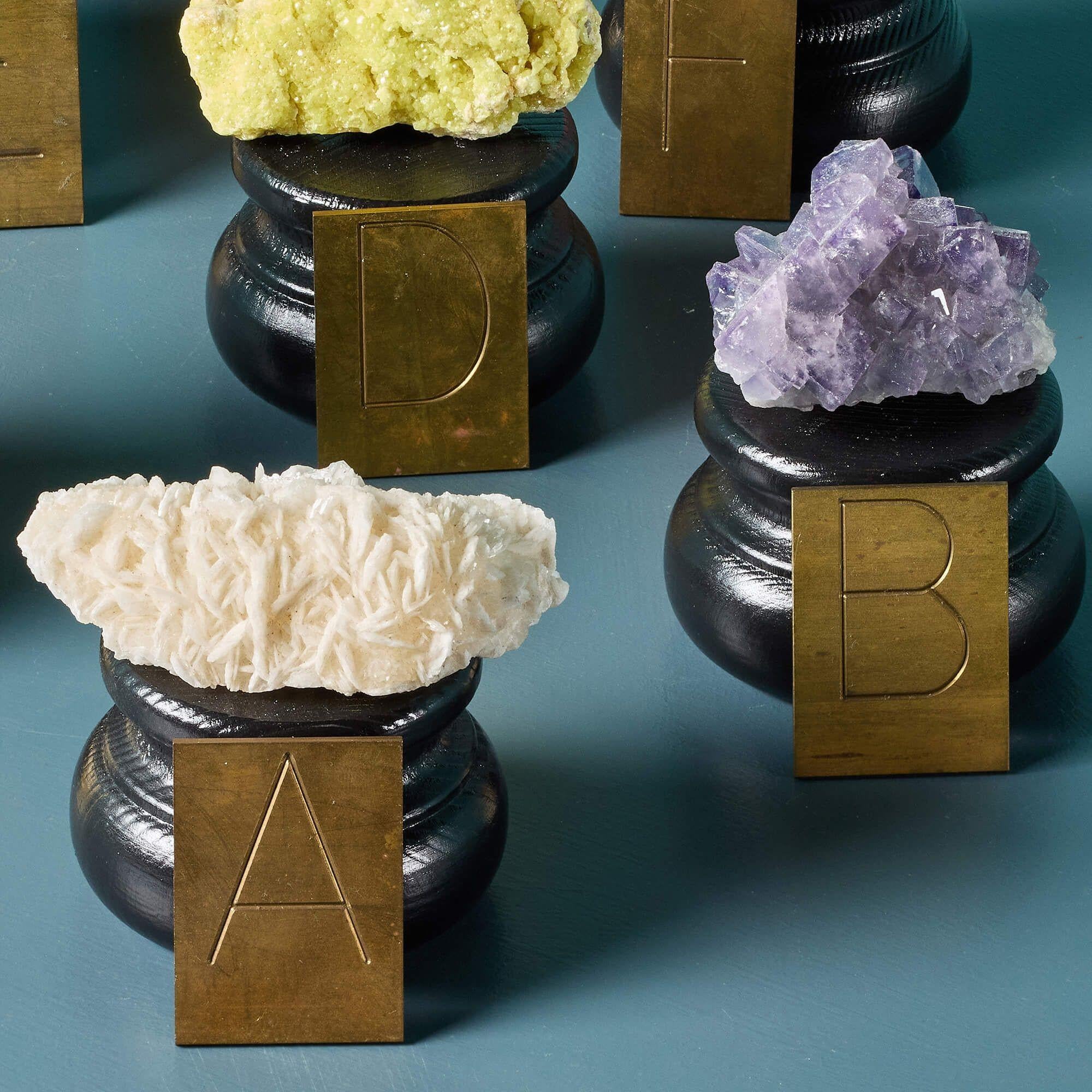 Fibre naturelle Collection de 7 petits spécimens de minéraux d'armoire en vente