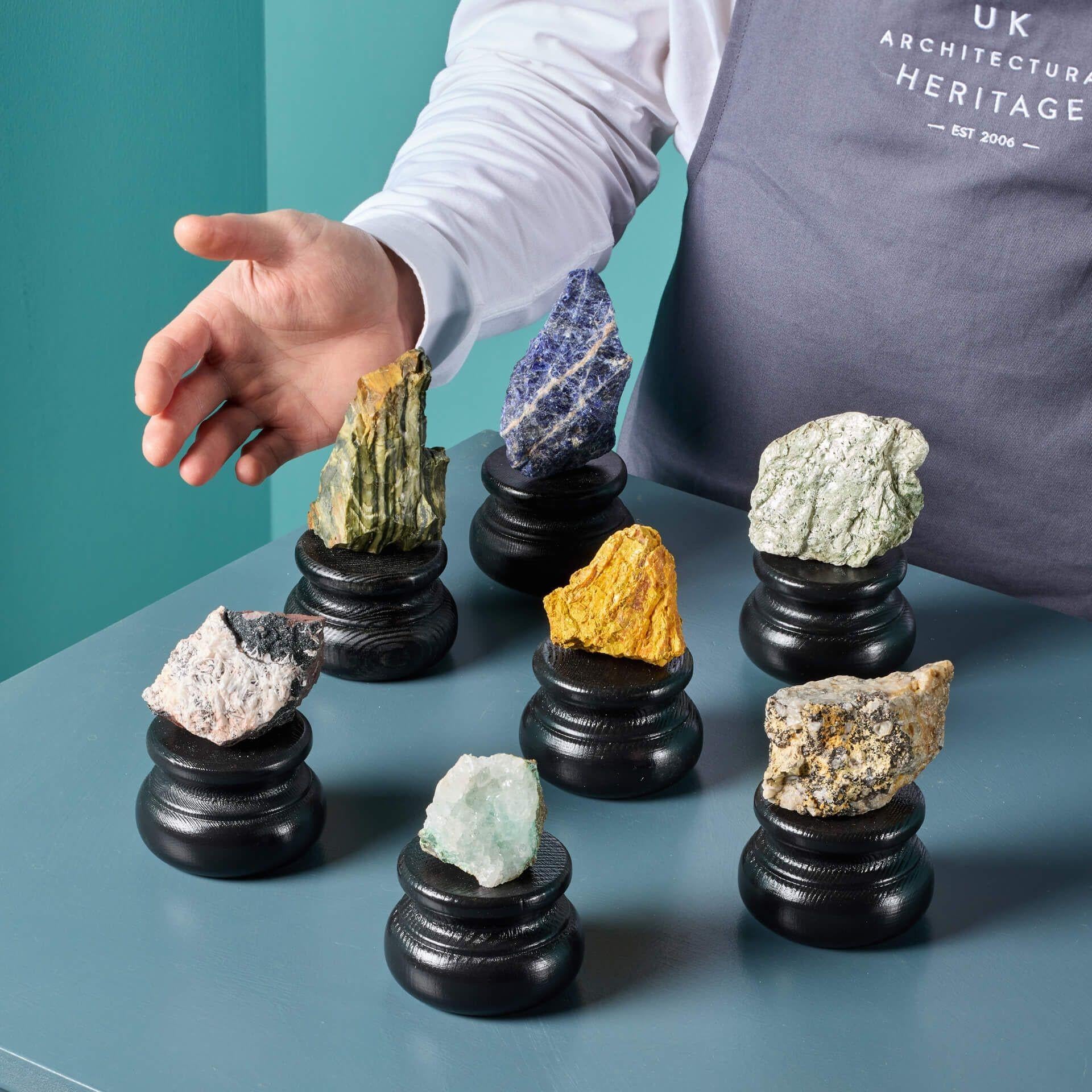 Una sorprendente colección de 7 especímenes minerales en forma natural procedentes de una antigua colección privada británica.

Esta colección, que se presenta en exclusivos zócalos de exposición hechos a medida, exhibe una serie de extraordinarios