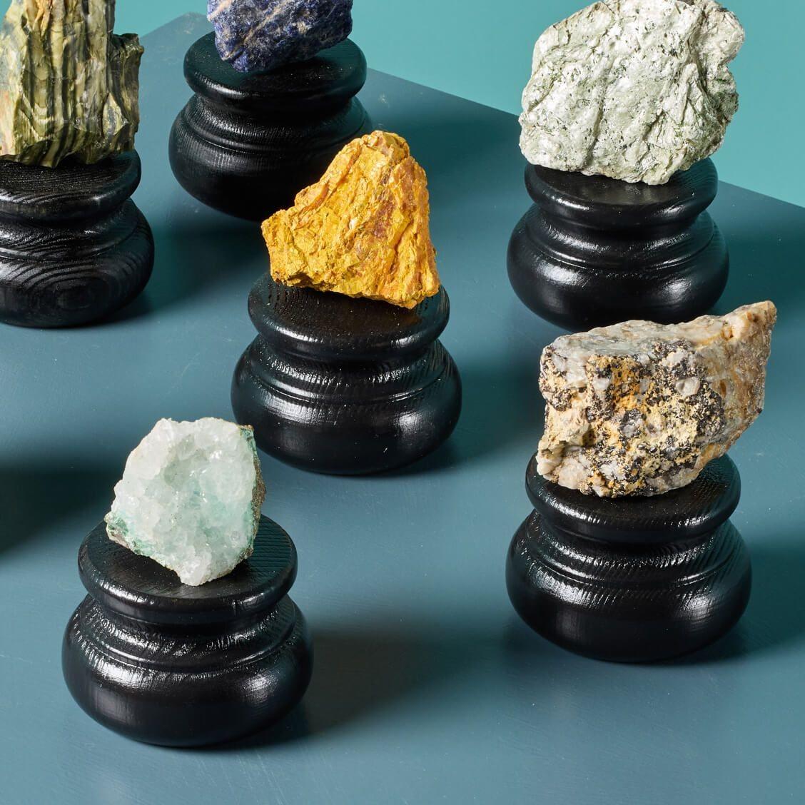 Colección de 7 Pequeños Especímenes Minerales Naturales siglo XVIII y antes en venta