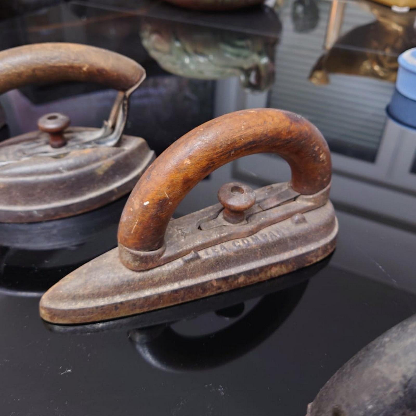 Kollektion von 8 antiken Satin-Eisen aus Stoff mit Holzgriff, seltene und Sammlerstücke im Angebot 4