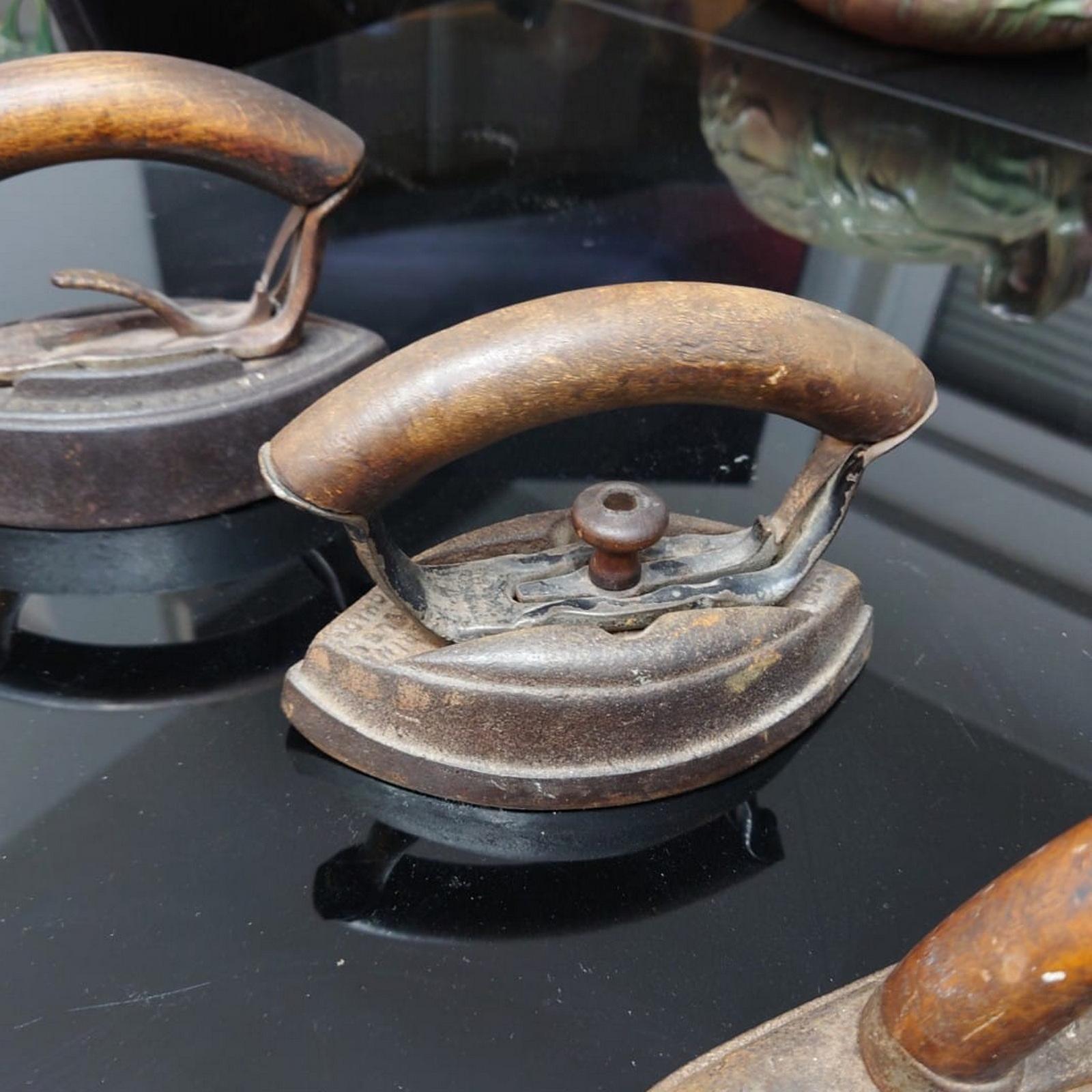 Kollektion von 8 antiken Satin-Eisen aus Stoff mit Holzgriff, seltene und Sammlerstücke im Angebot 5