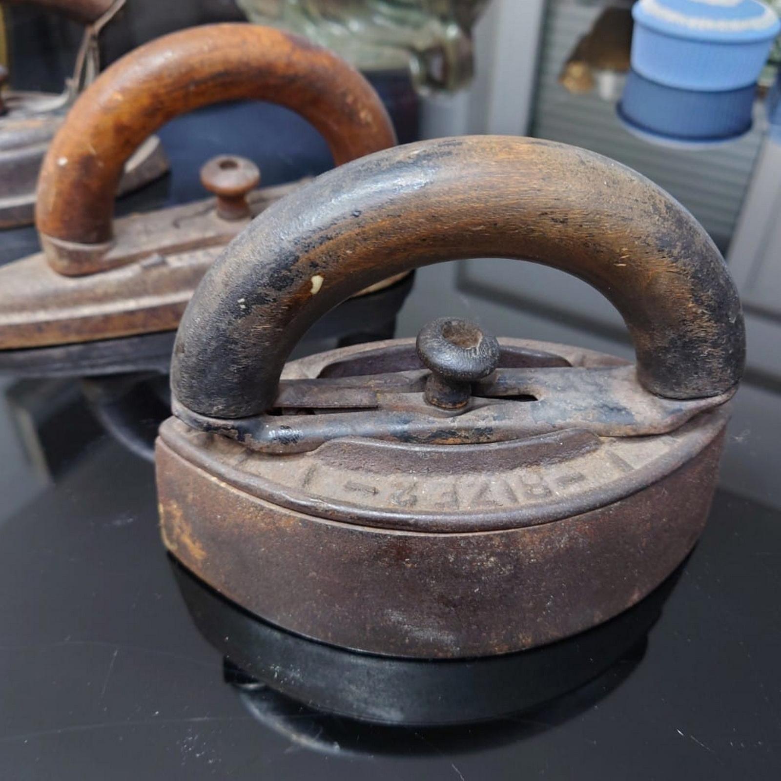 Collection of 8 Antique American Cloth Sad Irons, Rare & Collectibles, Set of 8 For Sale 4