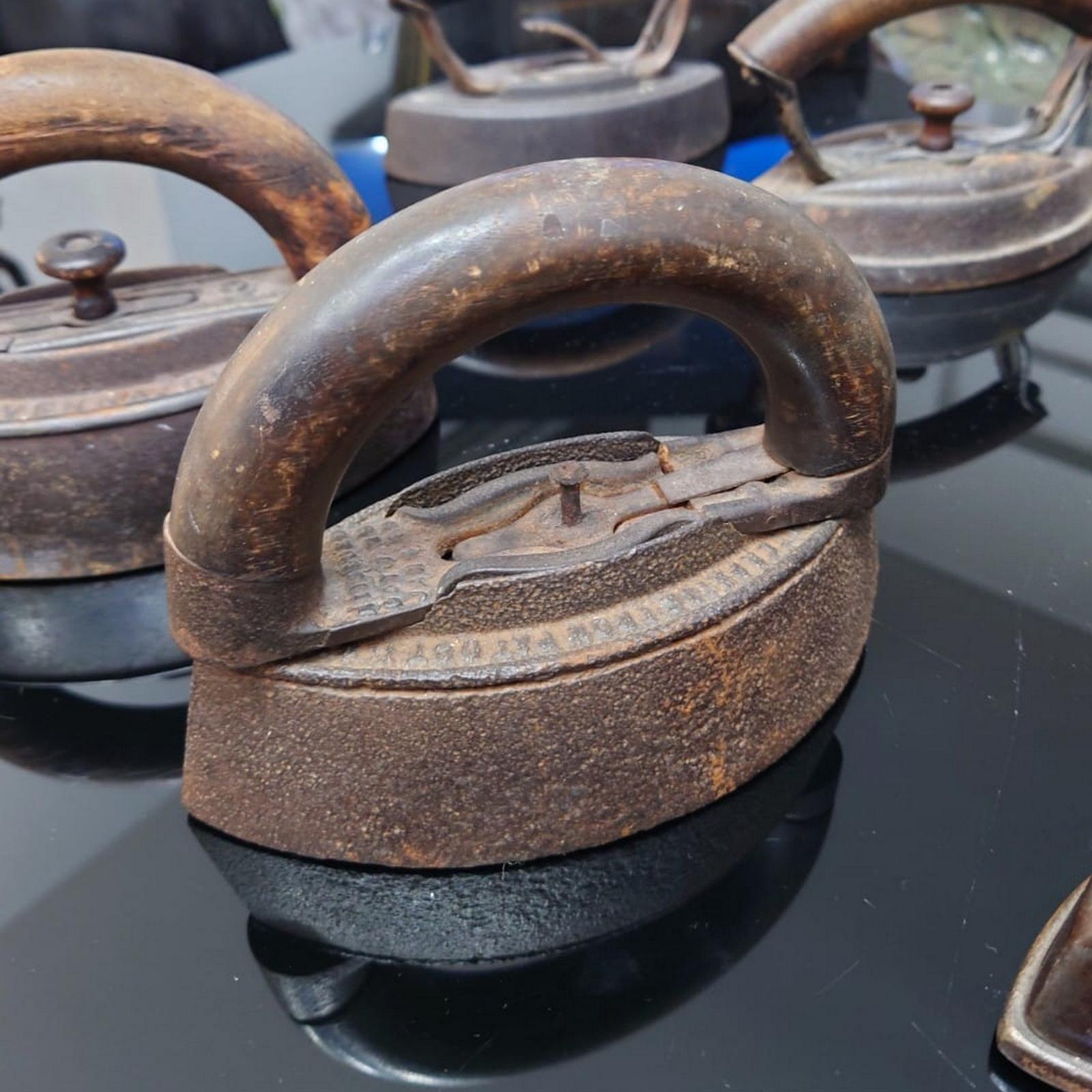 Kollektion von 8 antiken Satin-Eisen aus Stoff mit Holzgriff, seltene und Sammlerstücke im Angebot 7
