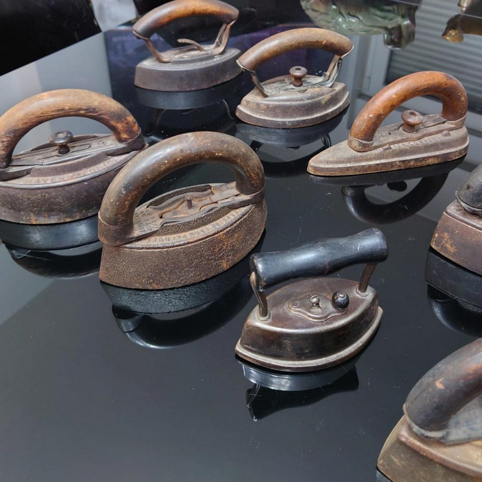 Kollektion von 8 antiken Satin-Eisen aus Stoff mit Holzgriff, seltene und Sammlerstücke im Angebot 8