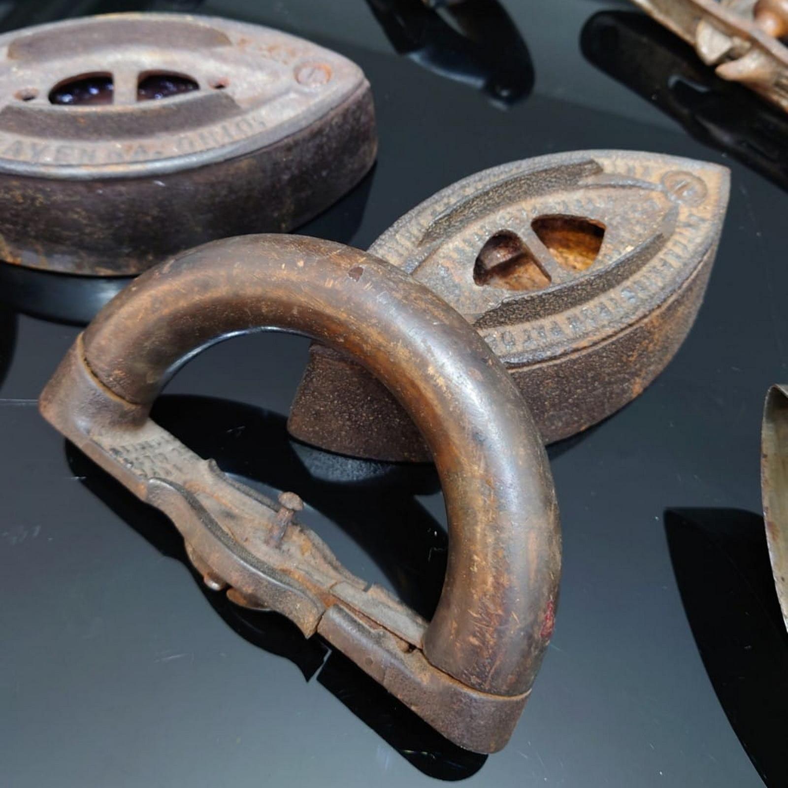 Kollektion von 8 antiken Satin-Eisen aus Stoff mit Holzgriff, seltene und Sammlerstücke im Angebot 11