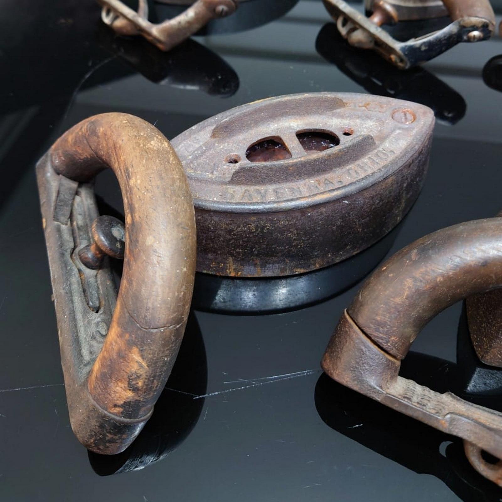 Kollektion von 8 antiken Satin-Eisen aus Stoff mit Holzgriff, seltene und Sammlerstücke im Angebot 14