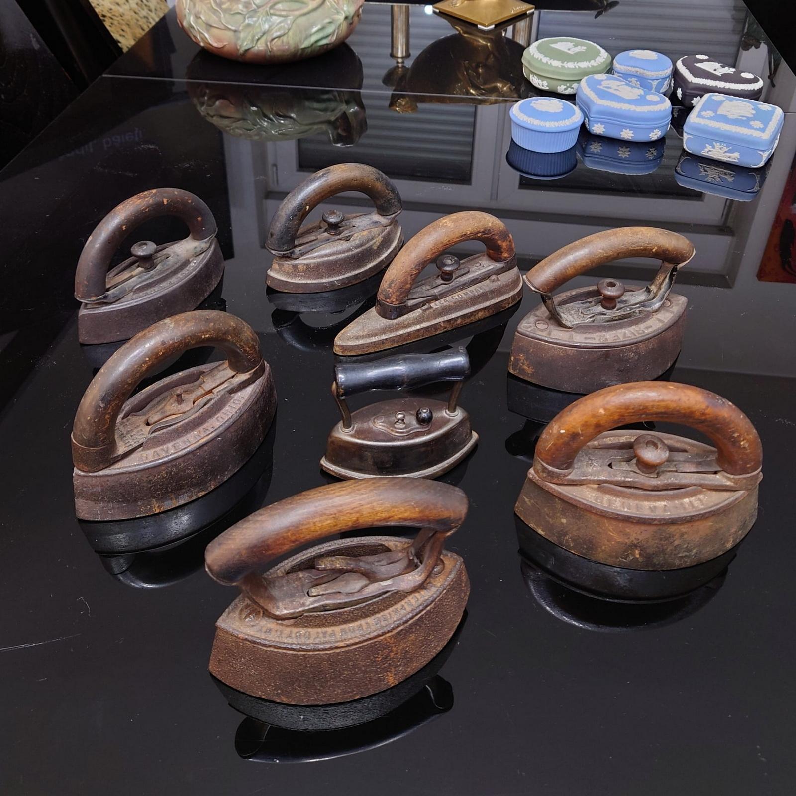 Kollektion von 8 antiken Satin-Eisen aus Stoff mit Holzgriff, seltene und Sammlerstücke (amerikanisch) im Angebot