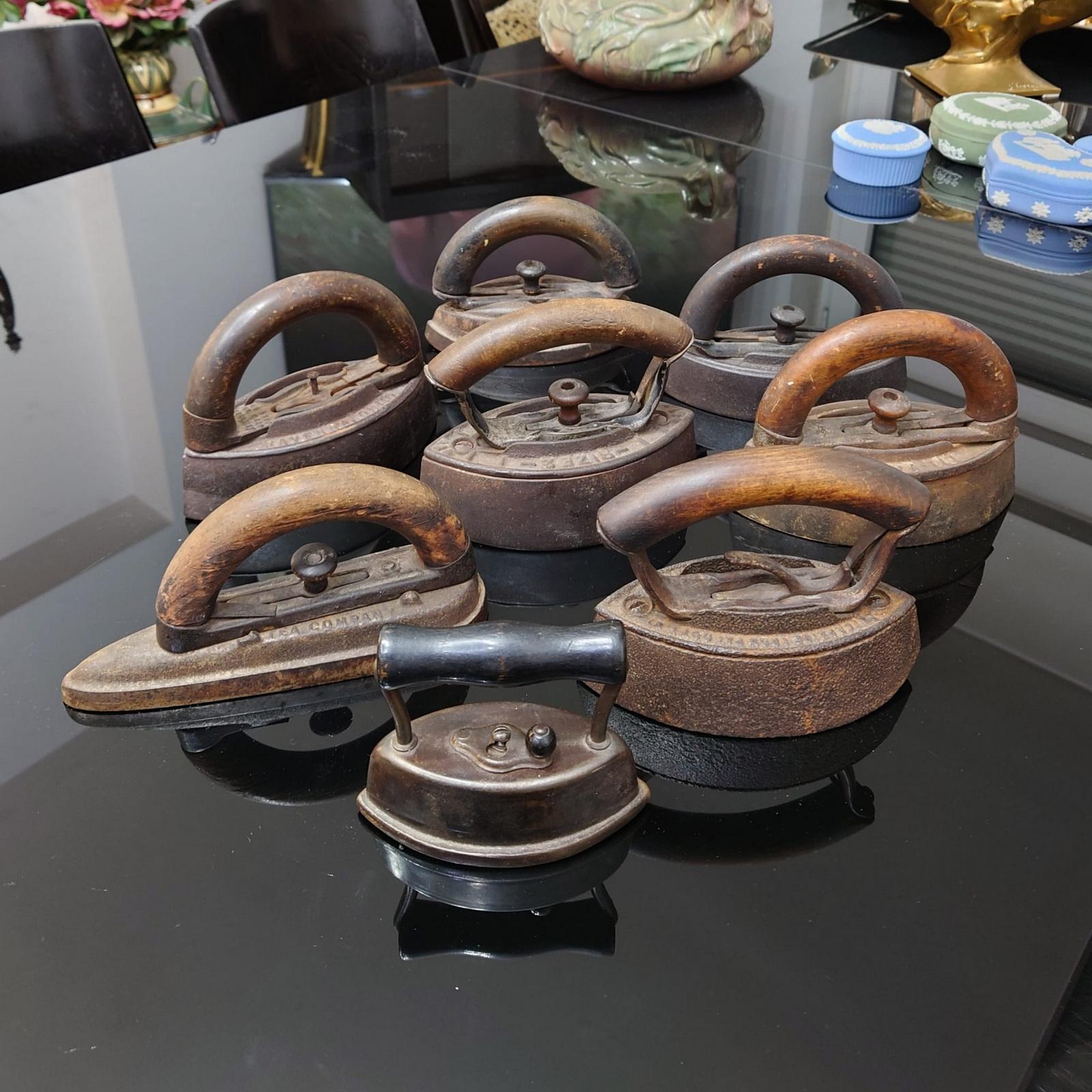 Kollektion von 8 antiken Satin-Eisen aus Stoff mit Holzgriff, seltene und Sammlerstücke im Zustand „Gut“ im Angebot in Bochum, NRW