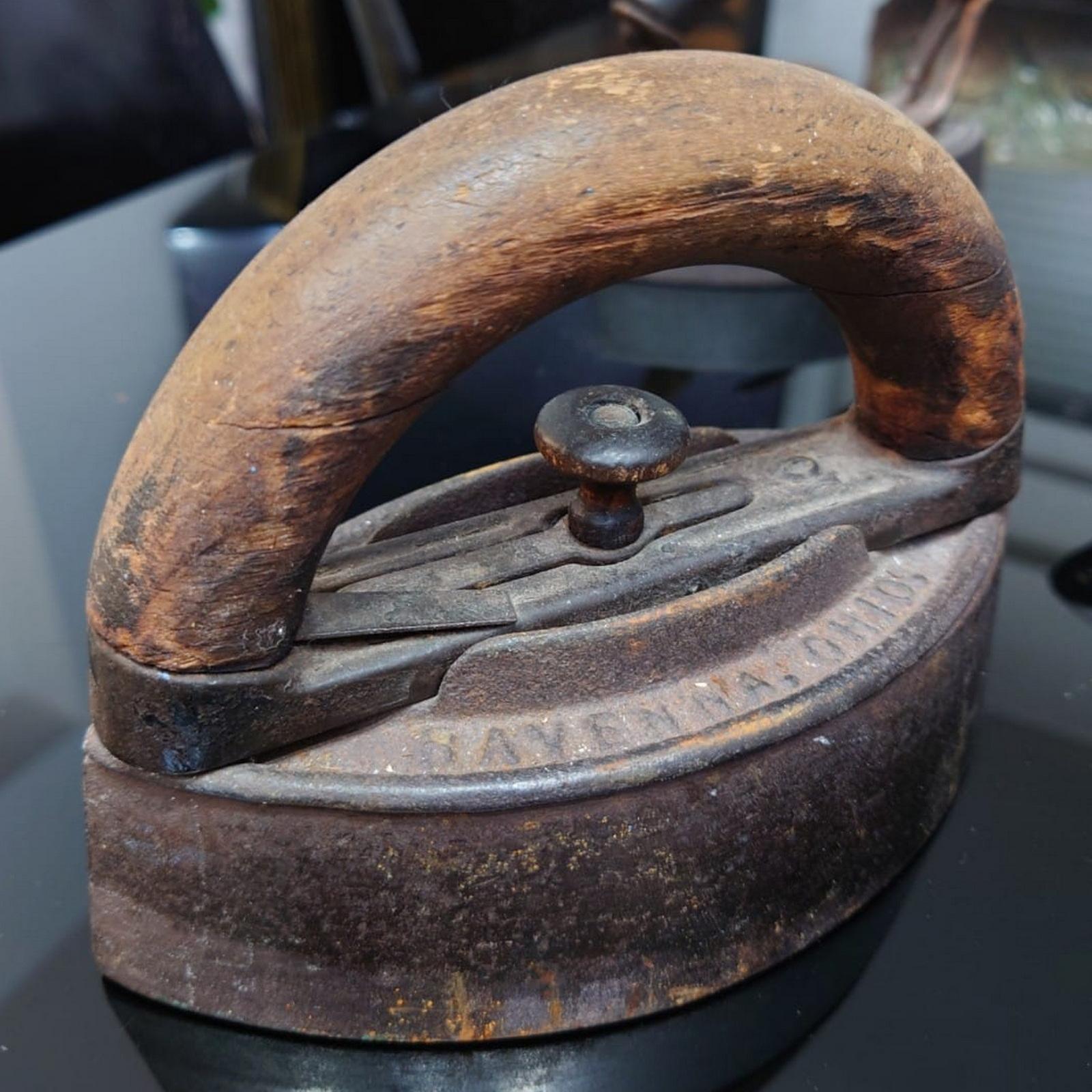 Kollektion von 8 antiken Satin-Eisen aus Stoff mit Holzgriff, seltene und Sammlerstücke im Angebot 2