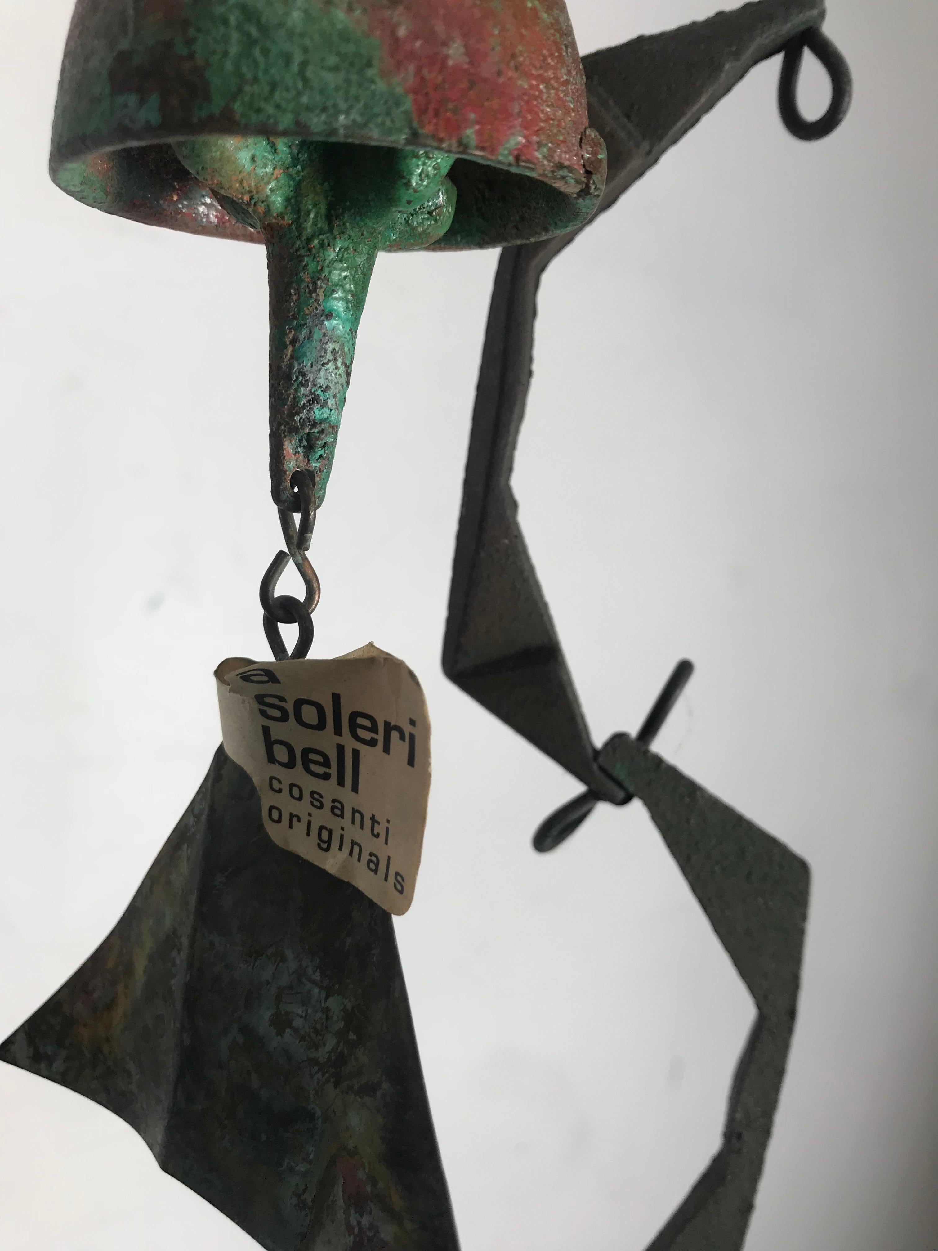 Sammlung von 8 Windglocken aus Bronzeguss von Paolo Soleri, Cosanti alle Jahrgang 1960-1970er Jahre. Schönes Sortiment seit über 20 Jahren gesammelt verschiedene Größen Oberflächen und Patinas eine Glocke behält original SOLERI Hand Tag Label