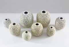 Collection de 8 vases "Hedgehog" en chamotte de Gunnar Nylund pour Rrstrand, Suède