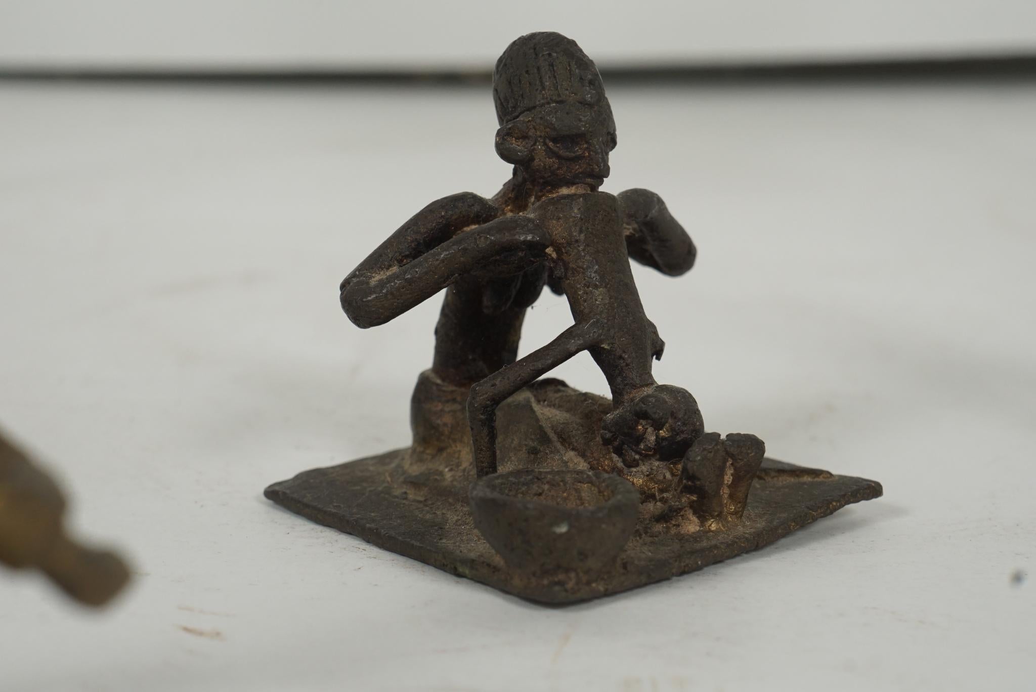 Collezione di 8 pesi d'oro in ottone fuso Ashanti della metà del XX secolo in vendita 9