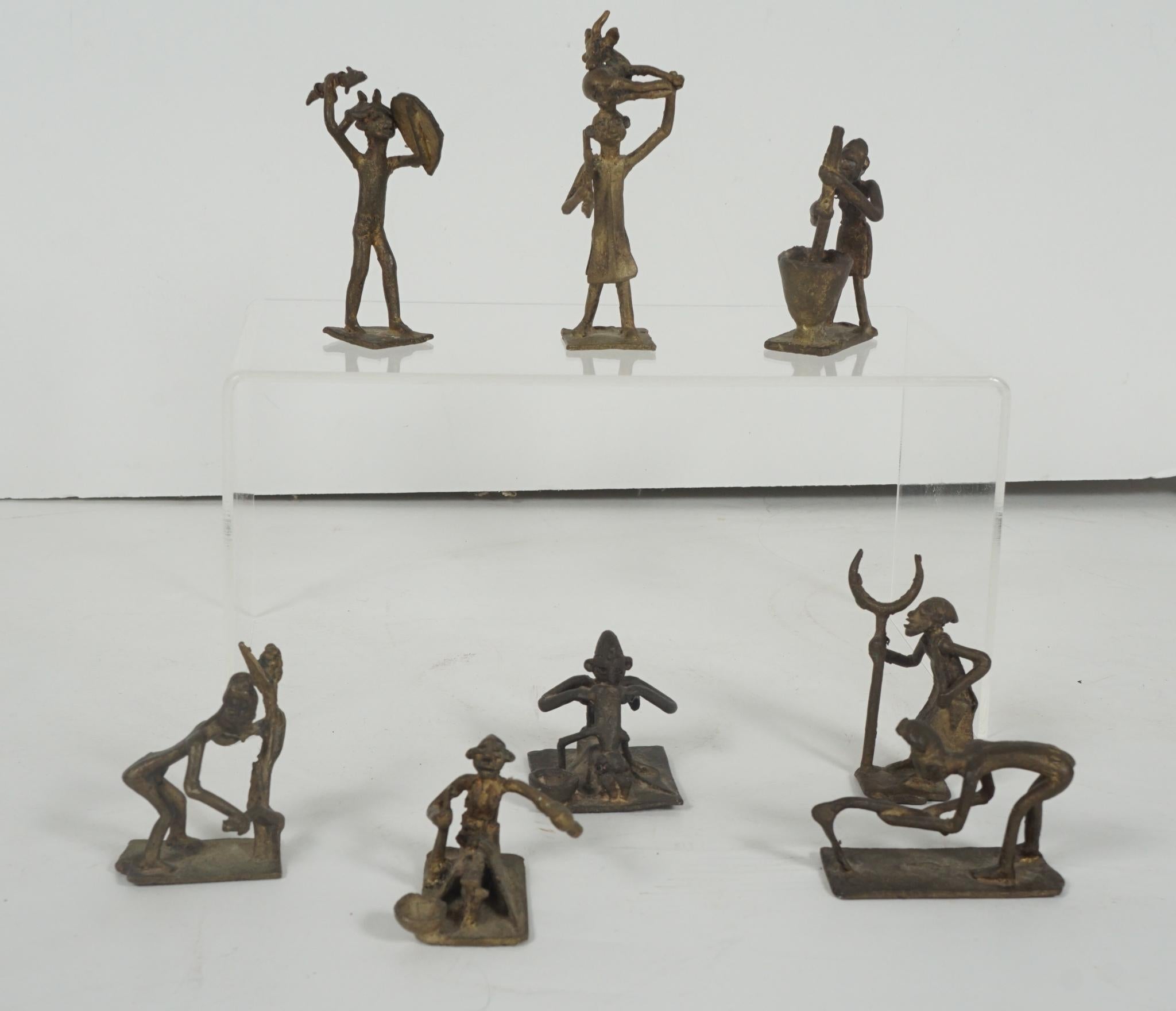 Questa collezione di pesi della tribù Ashanti è stata raccolta in Ghana a metà del XX secolo. La fusione dell'ottone o del bronzo è una tradizione di lunga data delle tribù Akan Ashanti di questa regione fin dal XVII secolo, ma deriva dalla più
