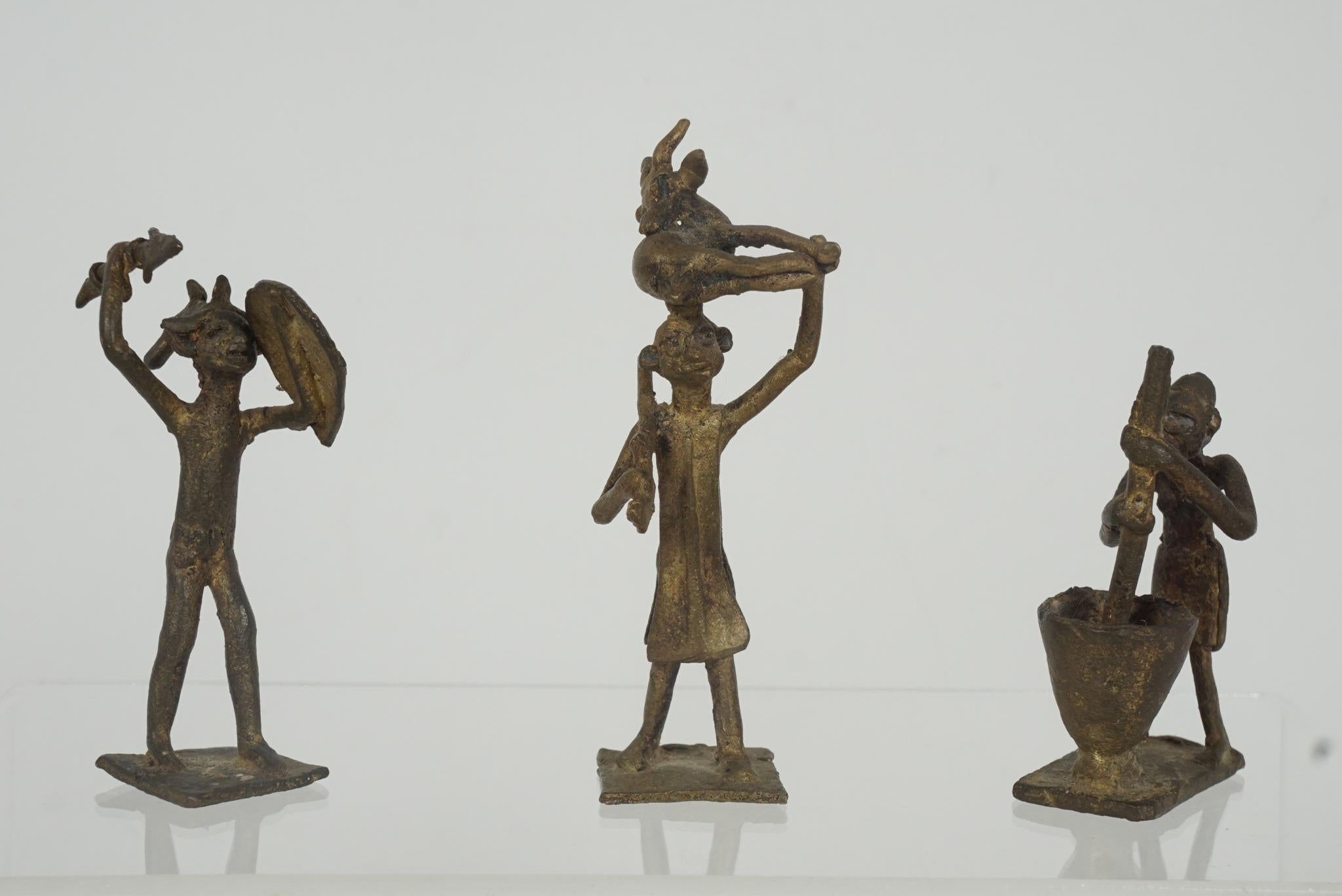 Ghanese Collezione di 8 pesi d'oro in ottone fuso Ashanti della metà del XX secolo in vendita