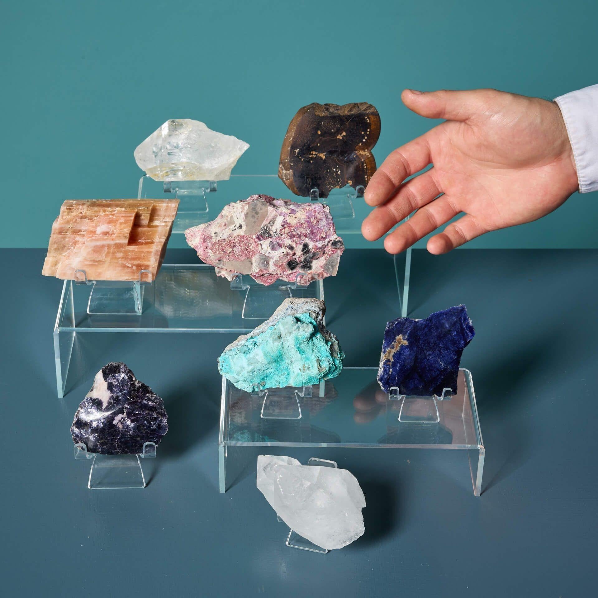 Une collection colorée de minéraux d'origine naturelle, provenant de collections privées britanniques, pour créer un ensemble unique.

Ce groupe varié présente huit petits spécimens de cabinet individuels ; un ensemble brillant pour le